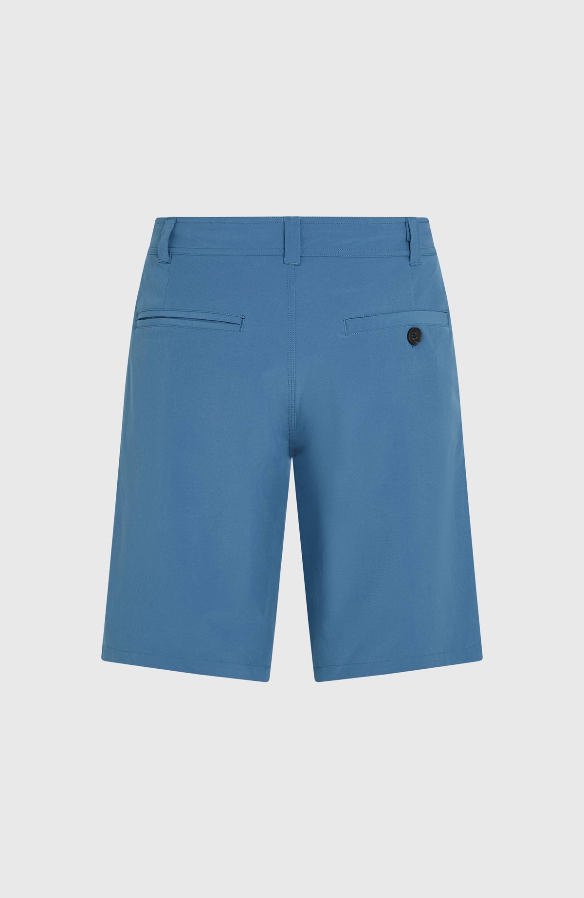 Blaue Hybrid 19" Chino-Shorts für Herren, freigestellt von hinten mit zwei eingelassenen Gesäßtaschen