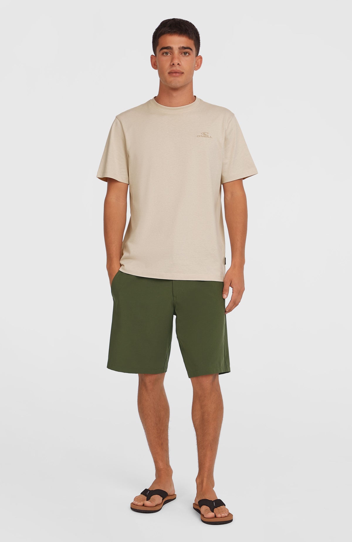 O'Neill Hybrid 19" Chino-Shorts für Herren in Grün, vollständige Vorderansicht getragen am Model