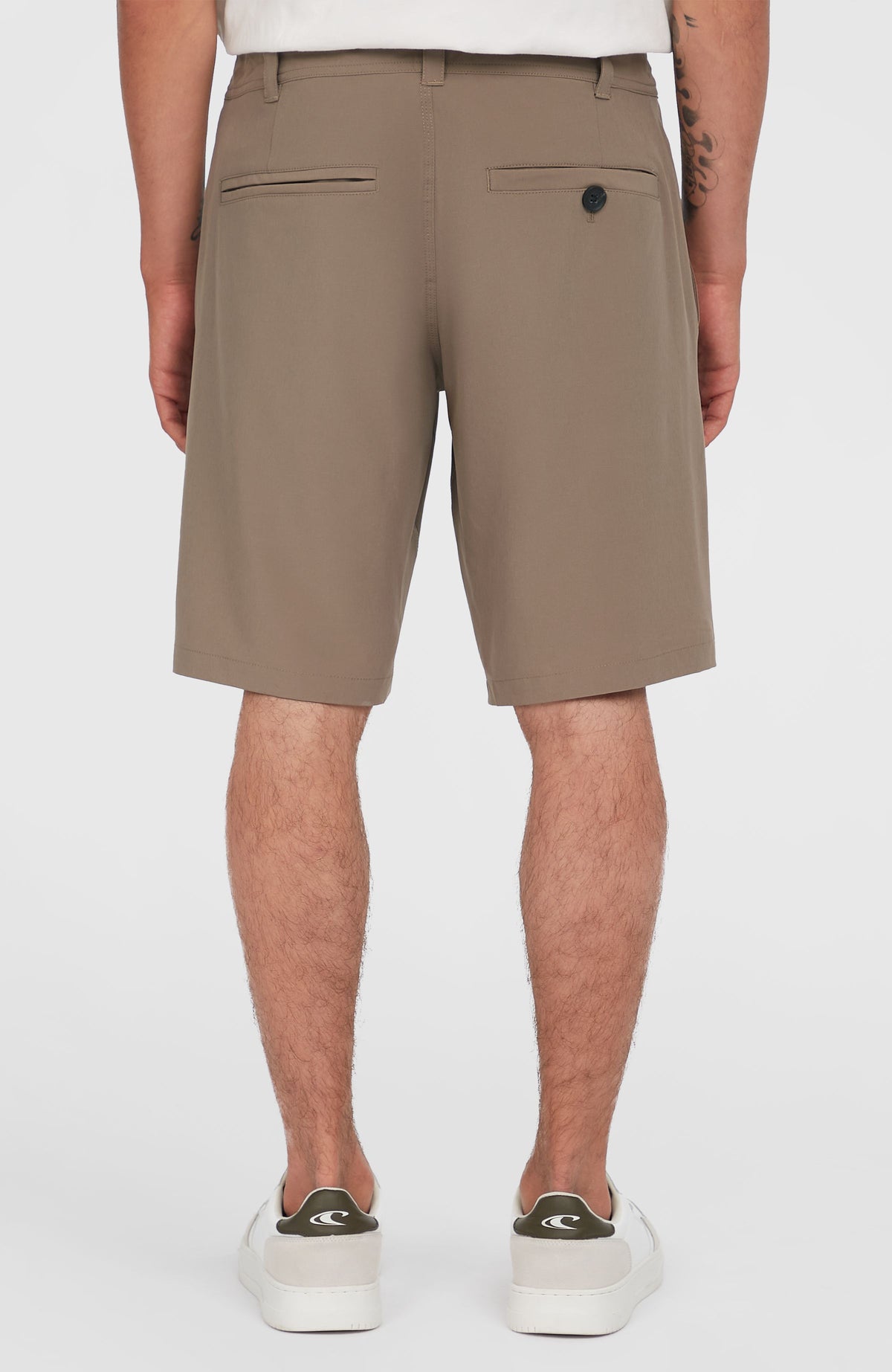 Hybrid 19" Chino-Shorts für Herren, braun, Rückansicht am Model mit Gesäßtaschen