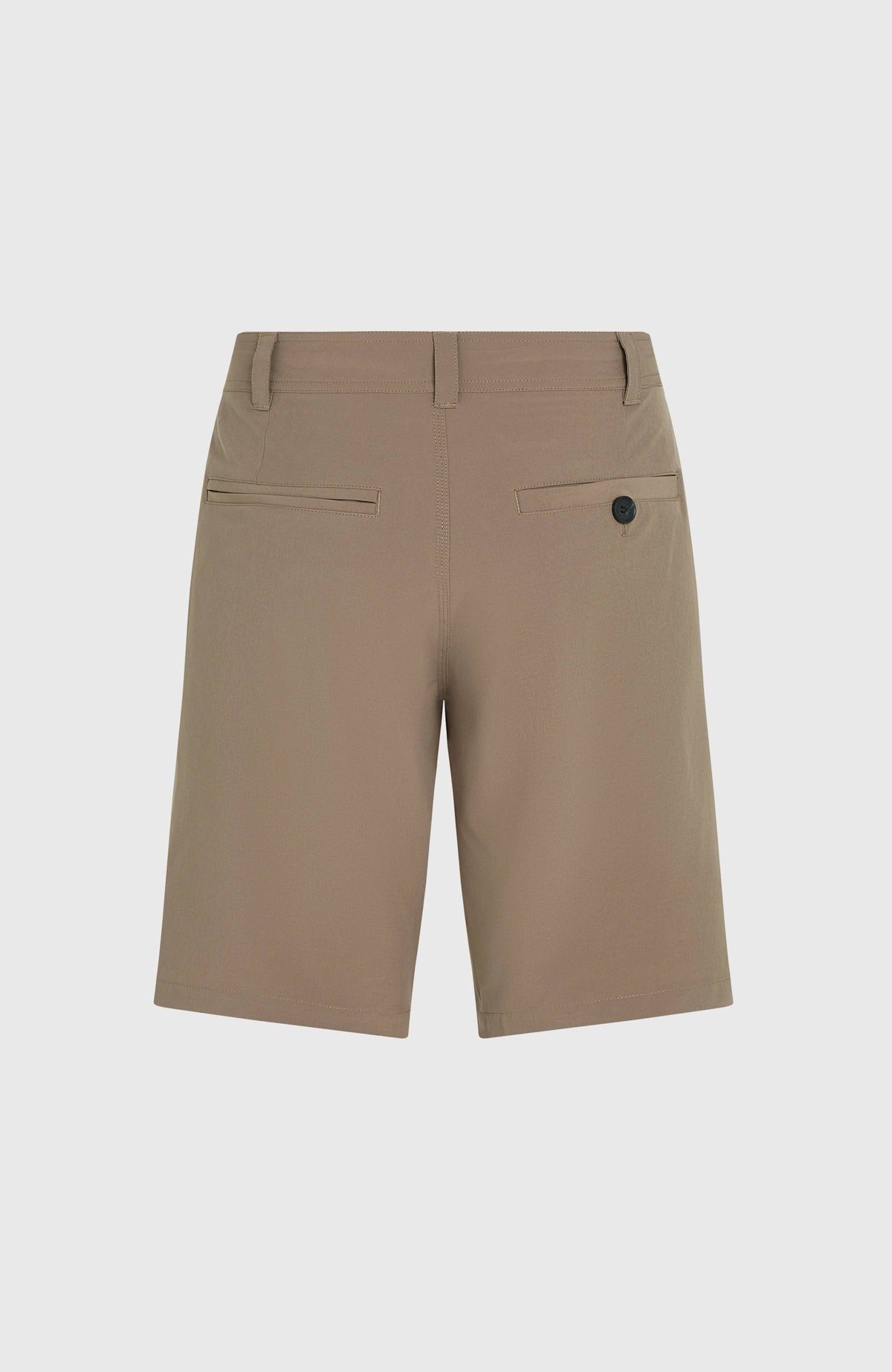 Braune Hybrid 19" Chino-Shorts für Herren, freigestellt von hinten mit Gesäßtasche