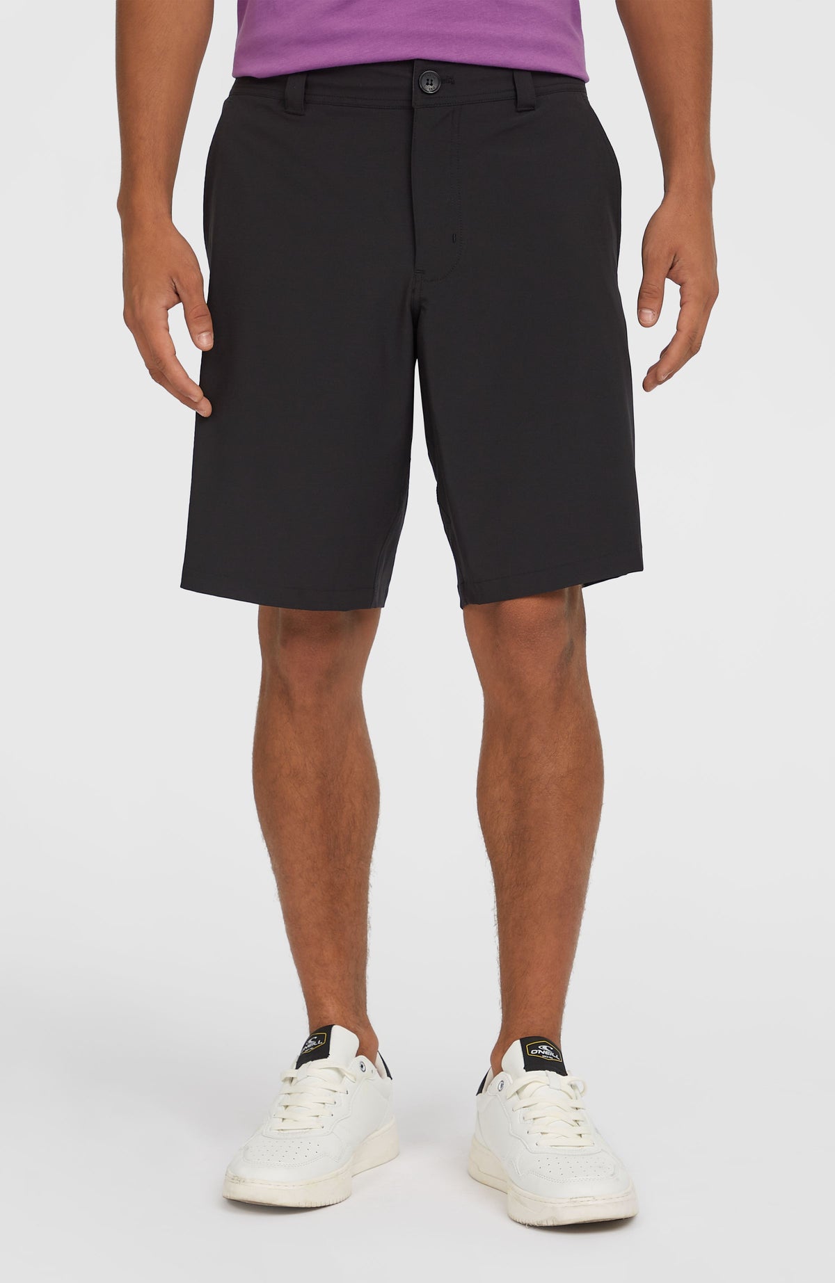 Hybrid 19" Chino-Shorts für Herren, schwarz, Vorderansicht am Model, Bund mit Knopf und Gürtelschlaufen