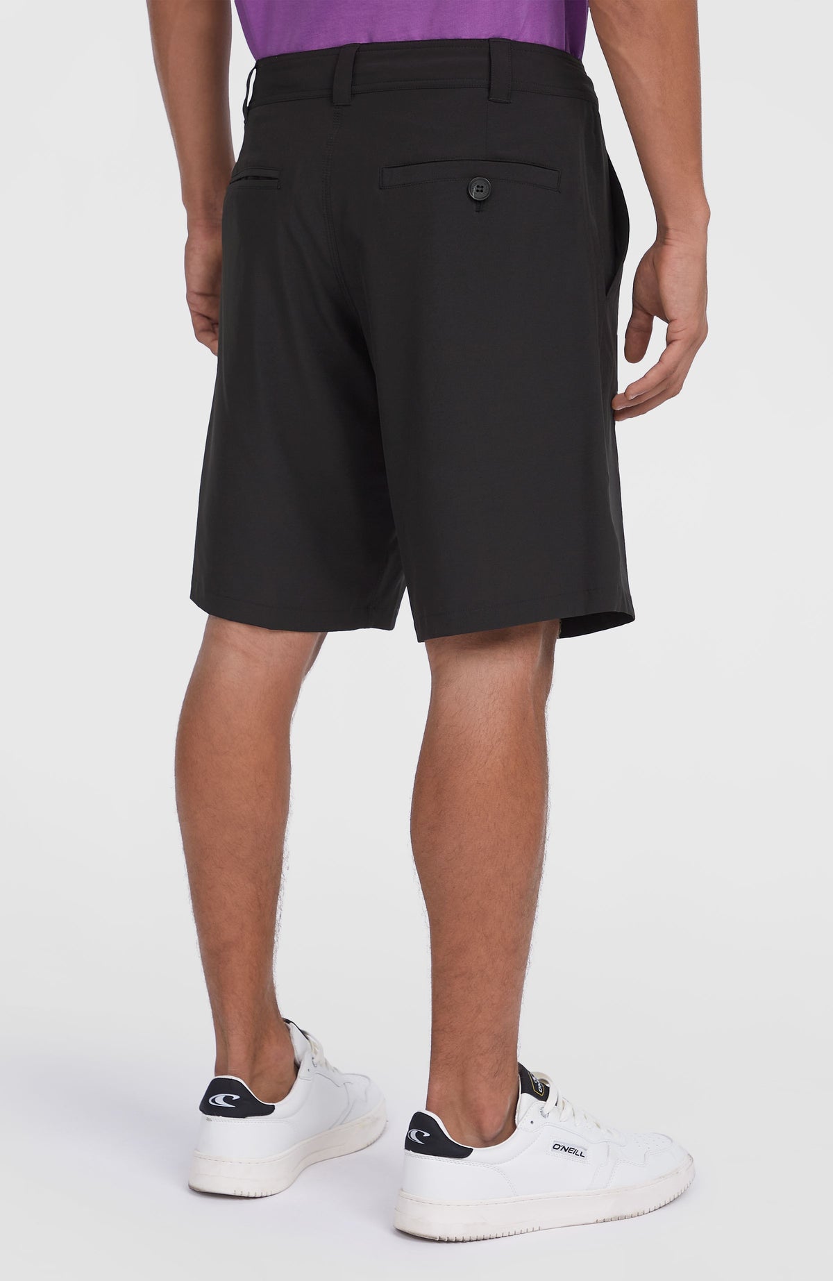 Hybrid 19" Chino-Shorts für Herren, schwarz, Rückansicht am Model mit Fokus auf die hintere Paspeltasche