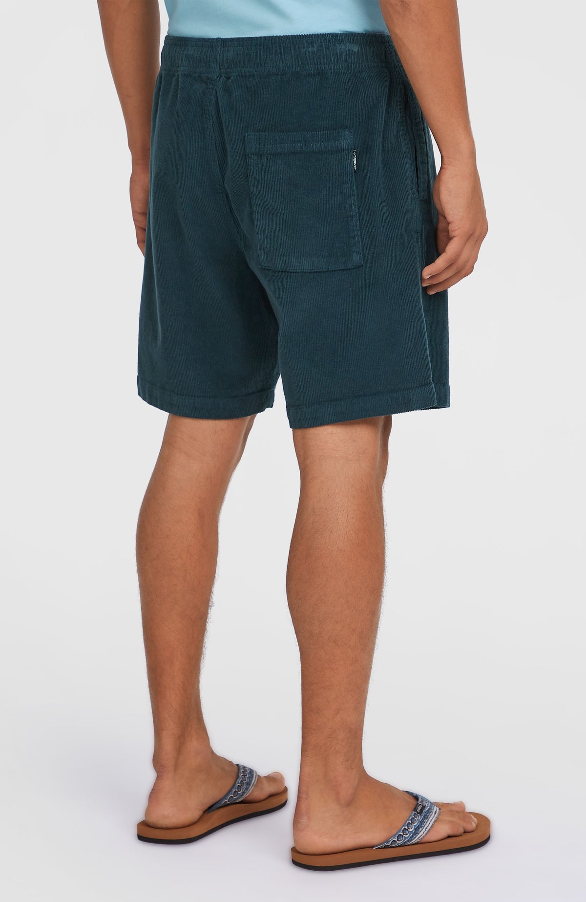 Cord-Shorts für Herren, blau, Rückansicht am Model, aufgesetzte Tasche an der Rückseite