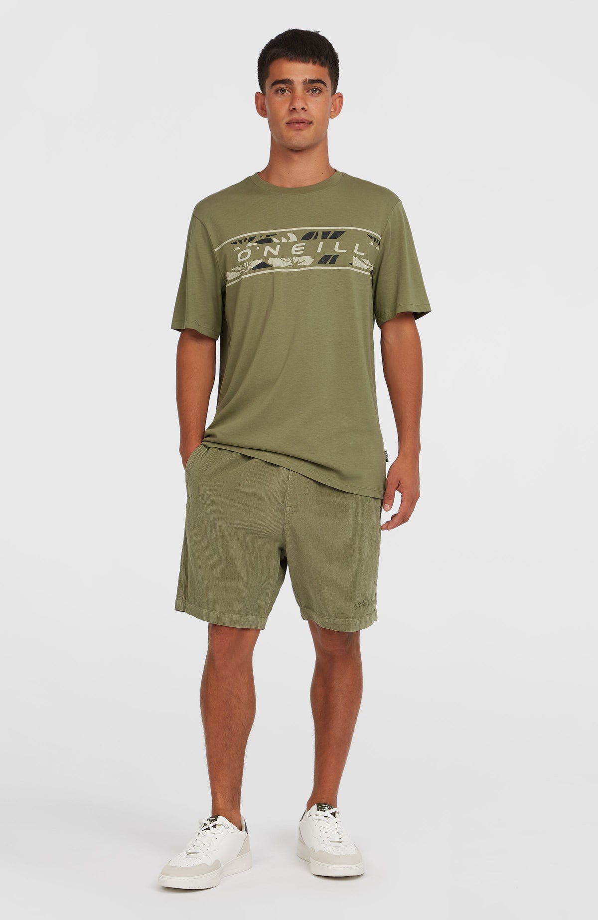 O'Neill Cord-Shorts für Herren, grün, Vorderansicht getragen am Model, mit elastischem Bund und Kordelzug