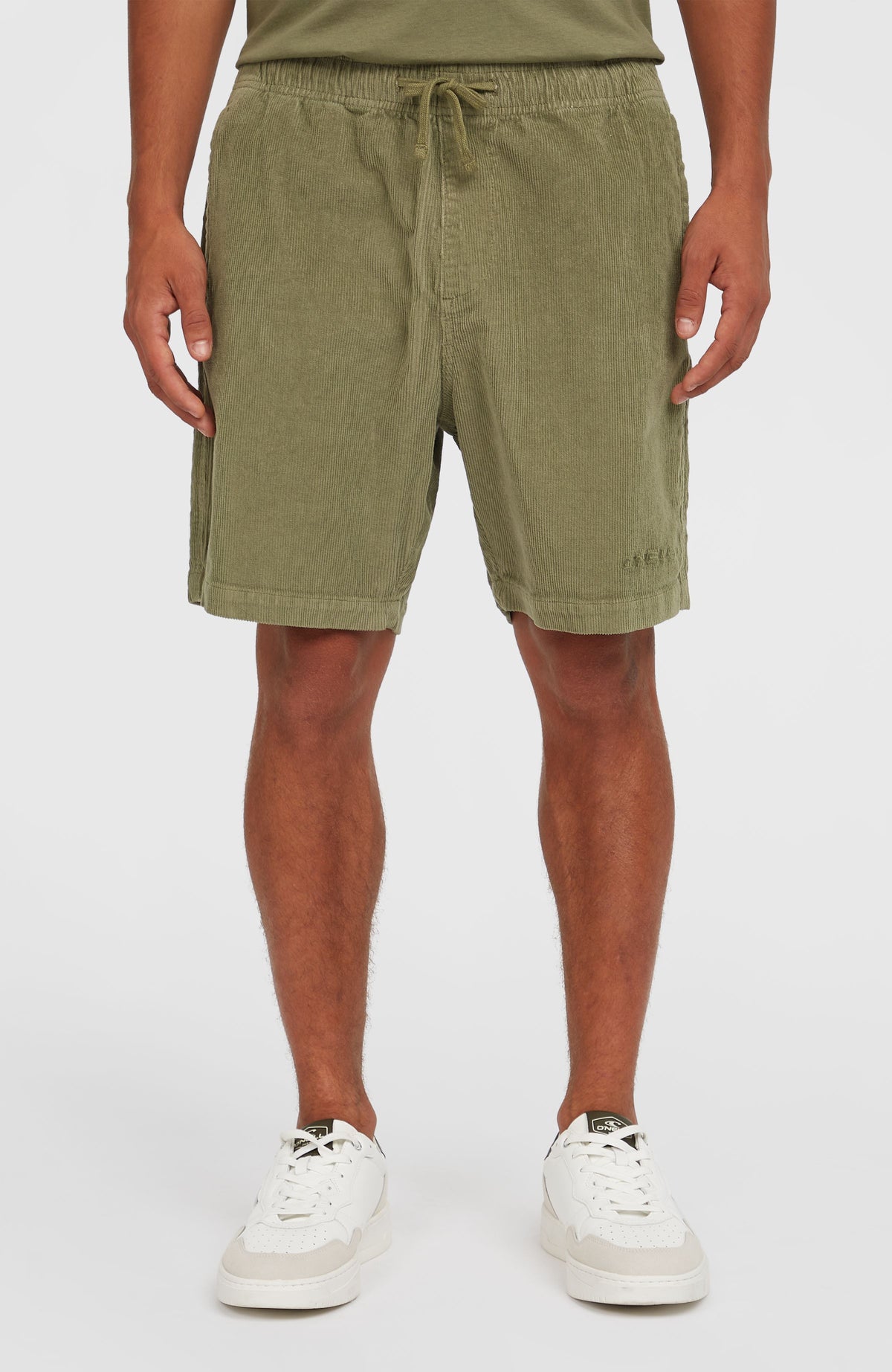 Cord-Shorts für Herren, grün, Vorderansicht am Model, elastischer Bund mit Kordelzug und Seitentaschen