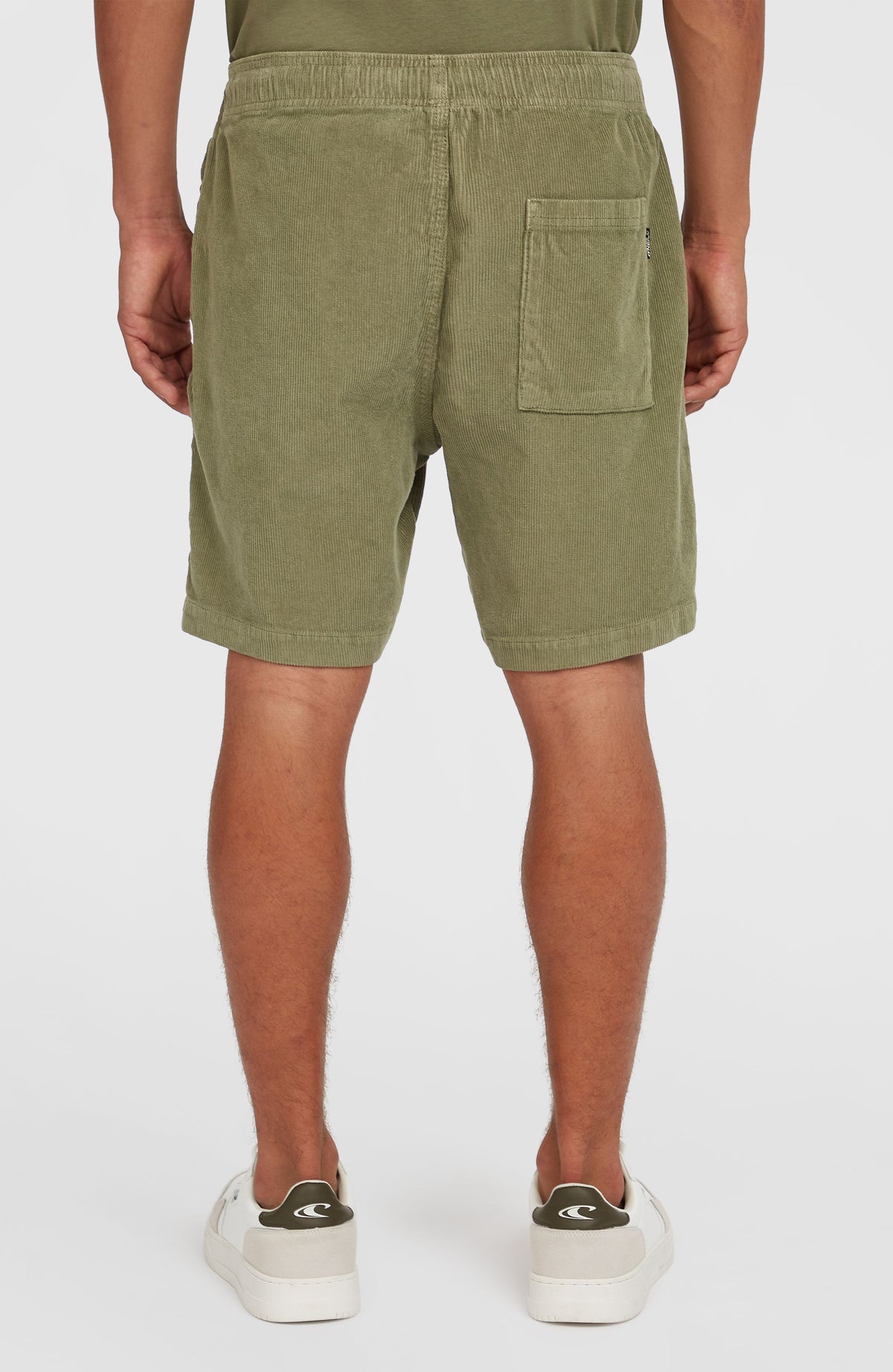 Cord-Shorts für Herren, grün, Rückansicht getragen am Model, mit aufgesetzter Gesäßtasche und Logo-Label