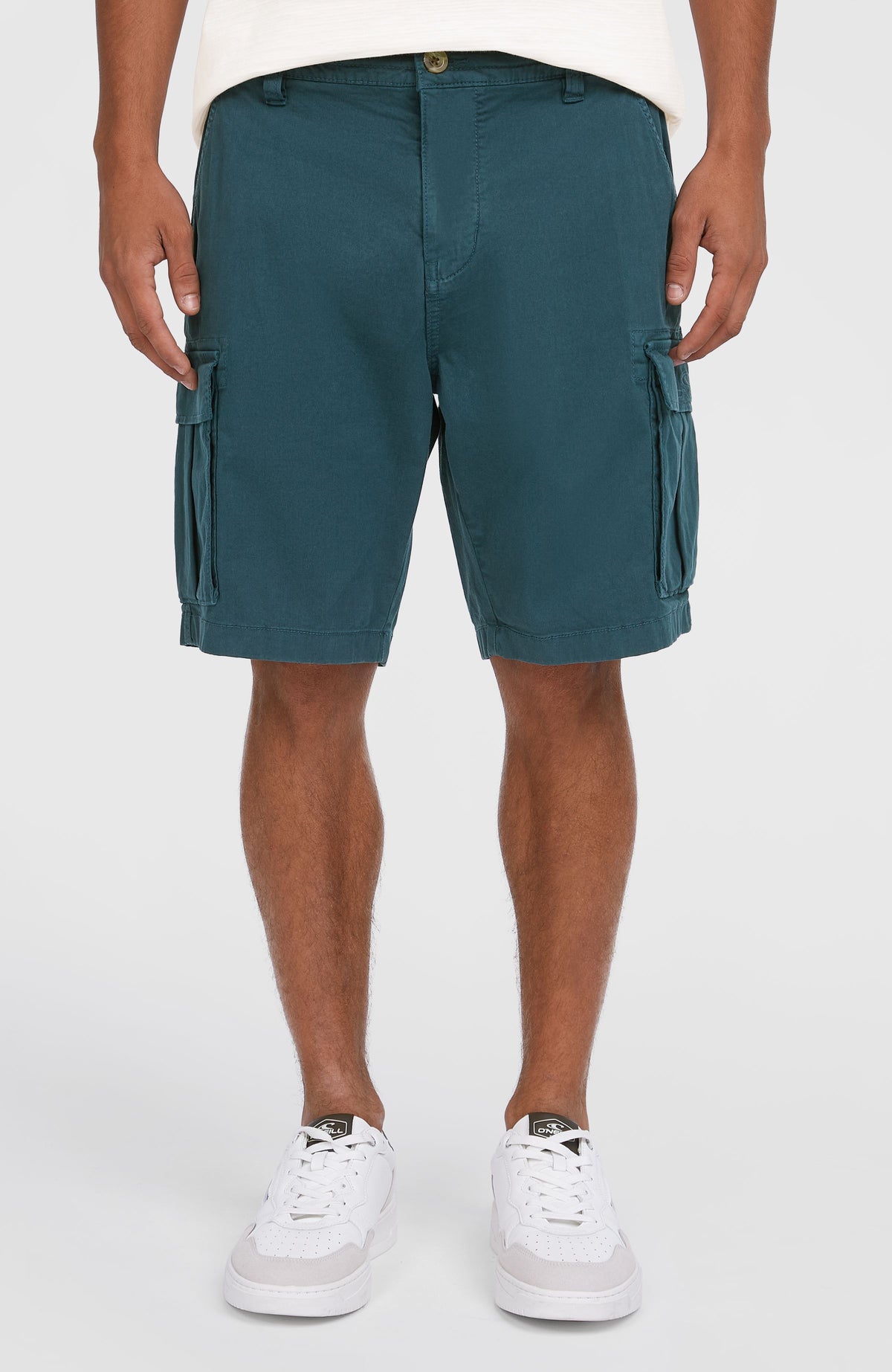 Essentials Cargo-Shorts für Herren, blau, Vorderansicht getragen am Model, Bund mit Verschlussknopf