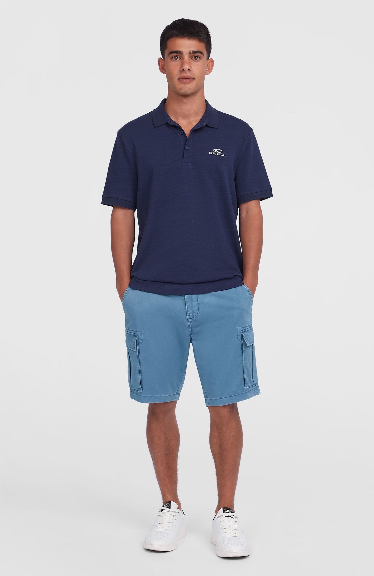 O'Neill Essentials Cargo-Shorts für Herren, blau, Vorderansicht am Model mit aufgesetzten Cargotaschen