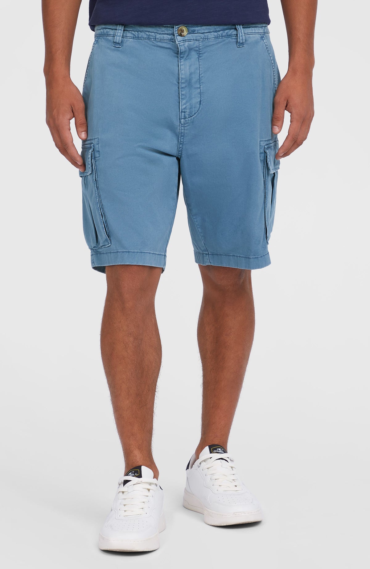Essentials Cargo-Shorts für Herren, blau, Vorderansicht am Model, Hosenbund mit Gürtelschlaufen und Knopf