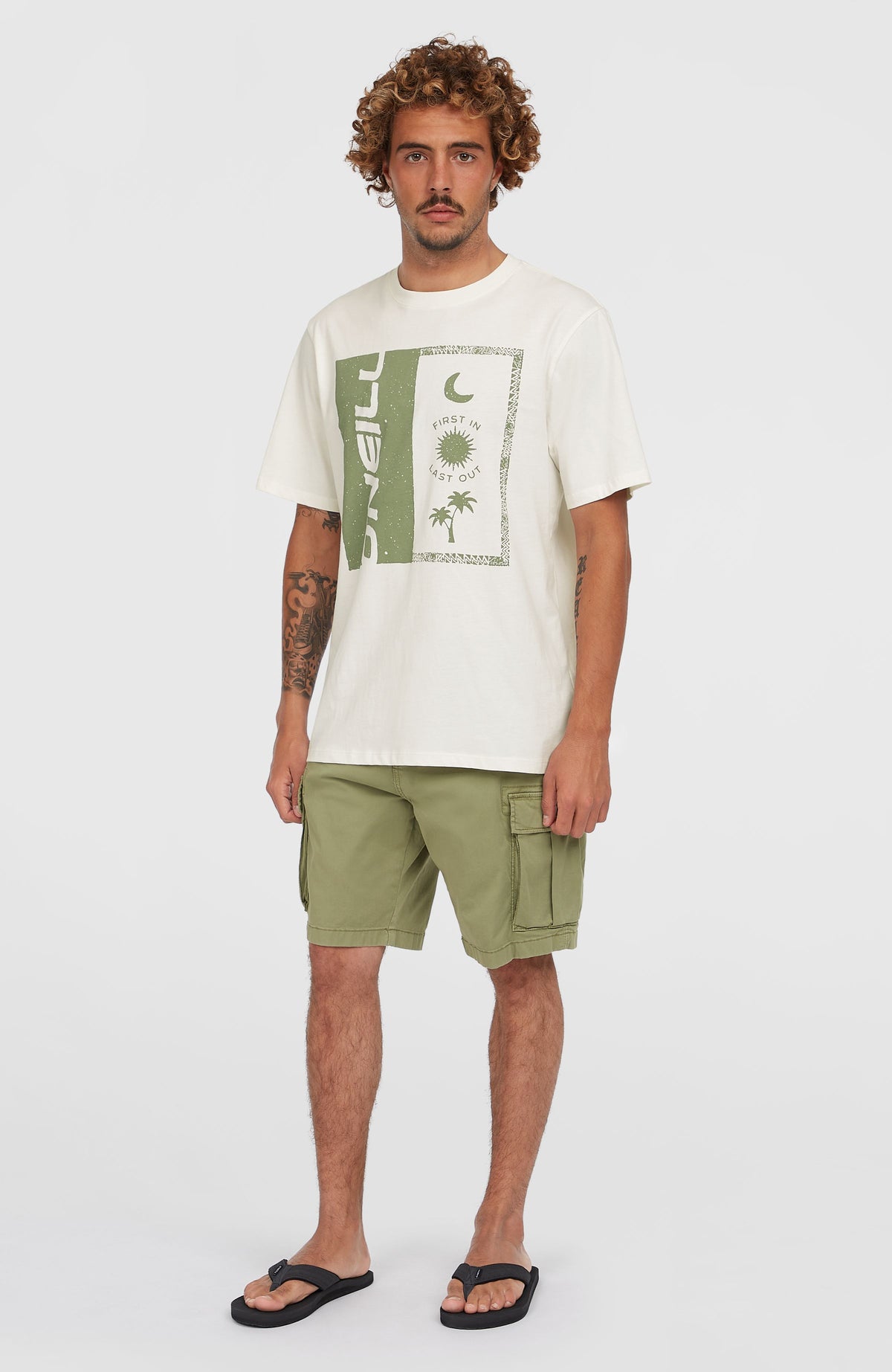O'Neill Essentials Cargo-Shorts für Herren, grün, Vorderansicht, getragen am Model mit Cargotaschen