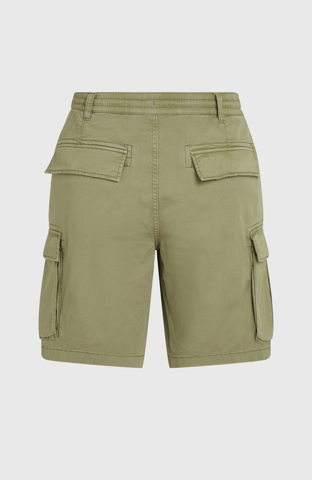 Grüne Essentials Cargo-Shorts für Herren, freigestellt von hinten mit Klappentaschen und elastischem Bund