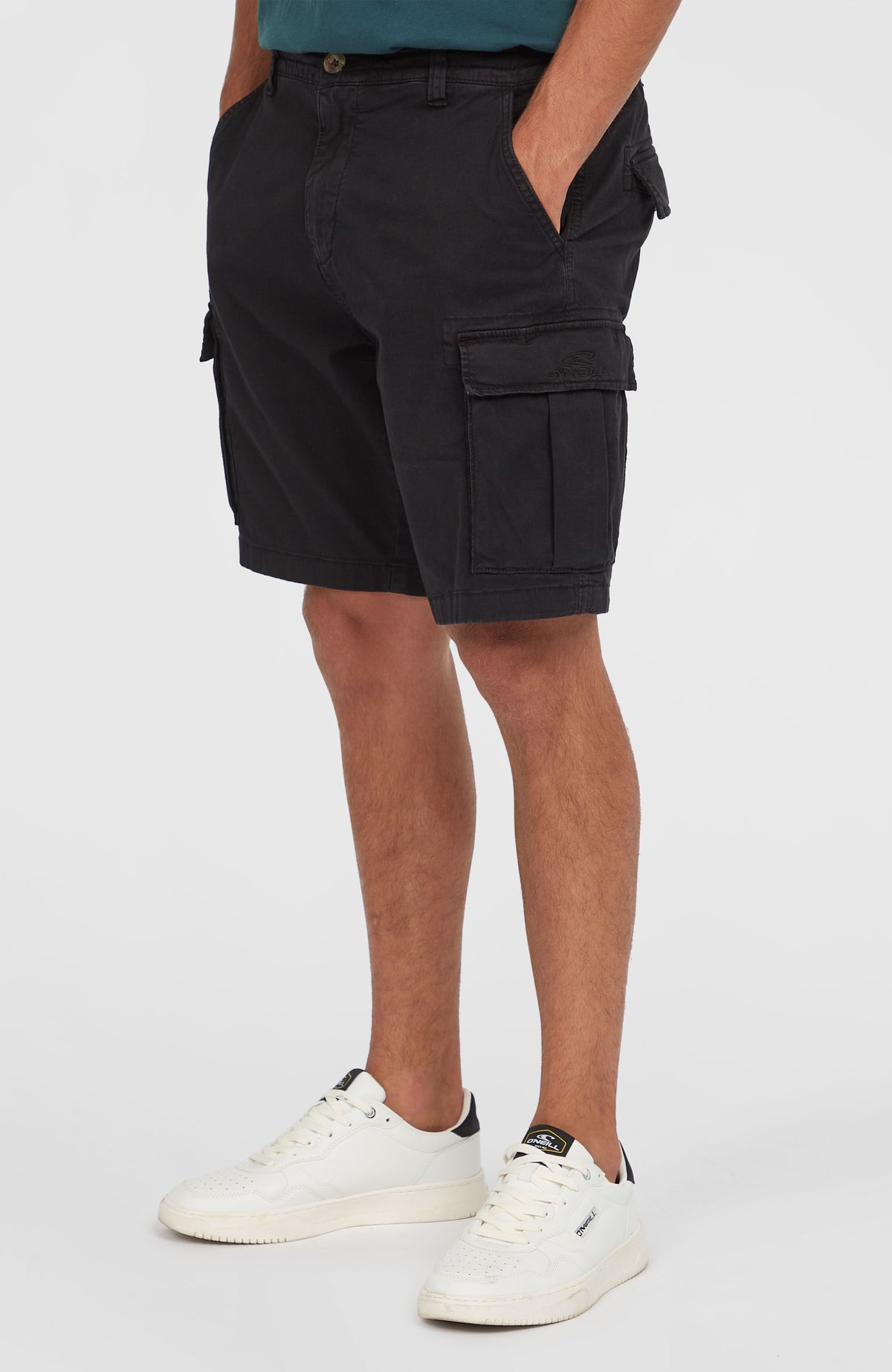 Essentials Cargo-Shorts für Herren, schwarz, getragen am Model, Seitenansicht mit aufgesetzter Beintasche