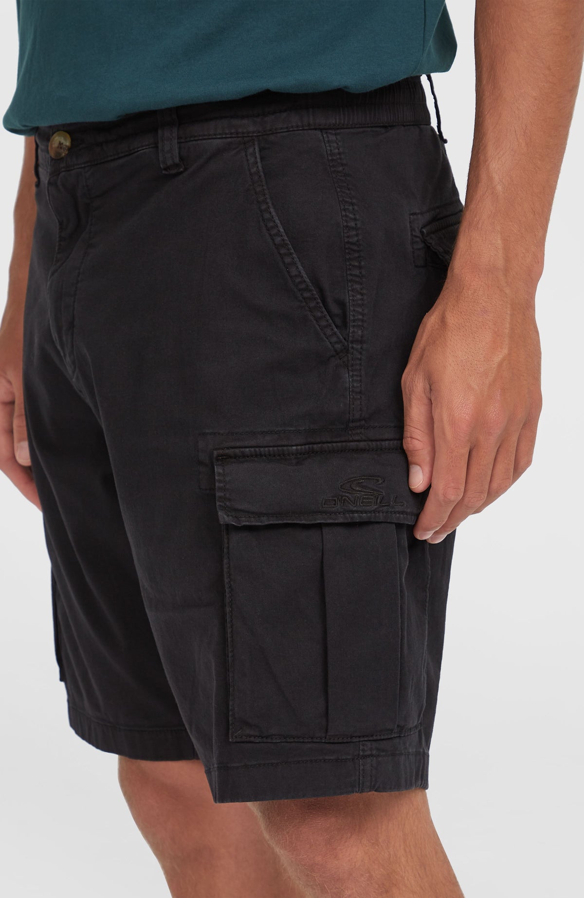 Nahaufnahme der Essentials Cargo-Shorts für Herren in Schwarz, aufgesetzte Cargotasche mit Logo-Stickerei