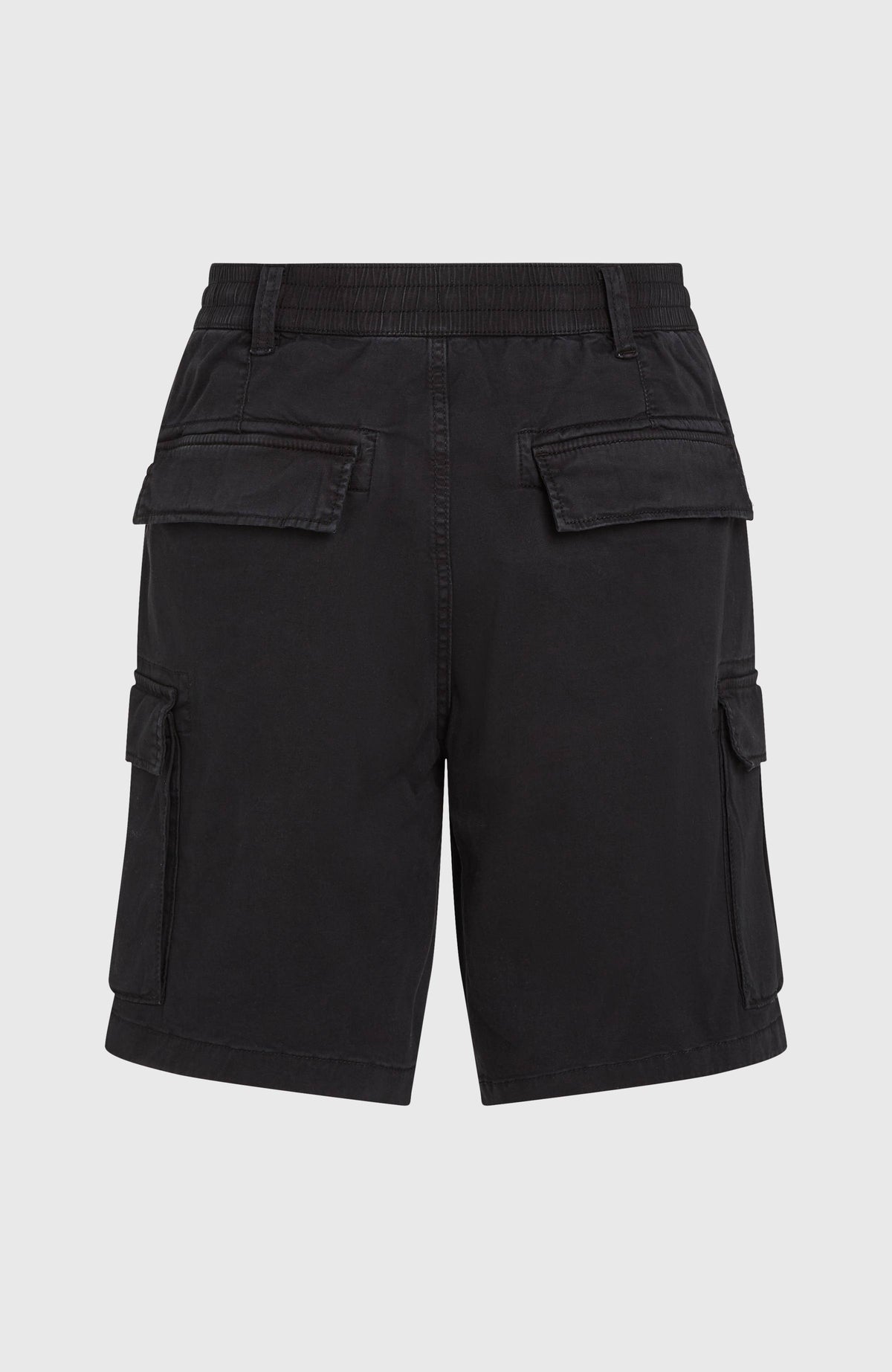 Essentials Cargo-Shorts für Herren, schwarz, freigestellt von hinten, elastischer Bund und Taschen mit Klappe