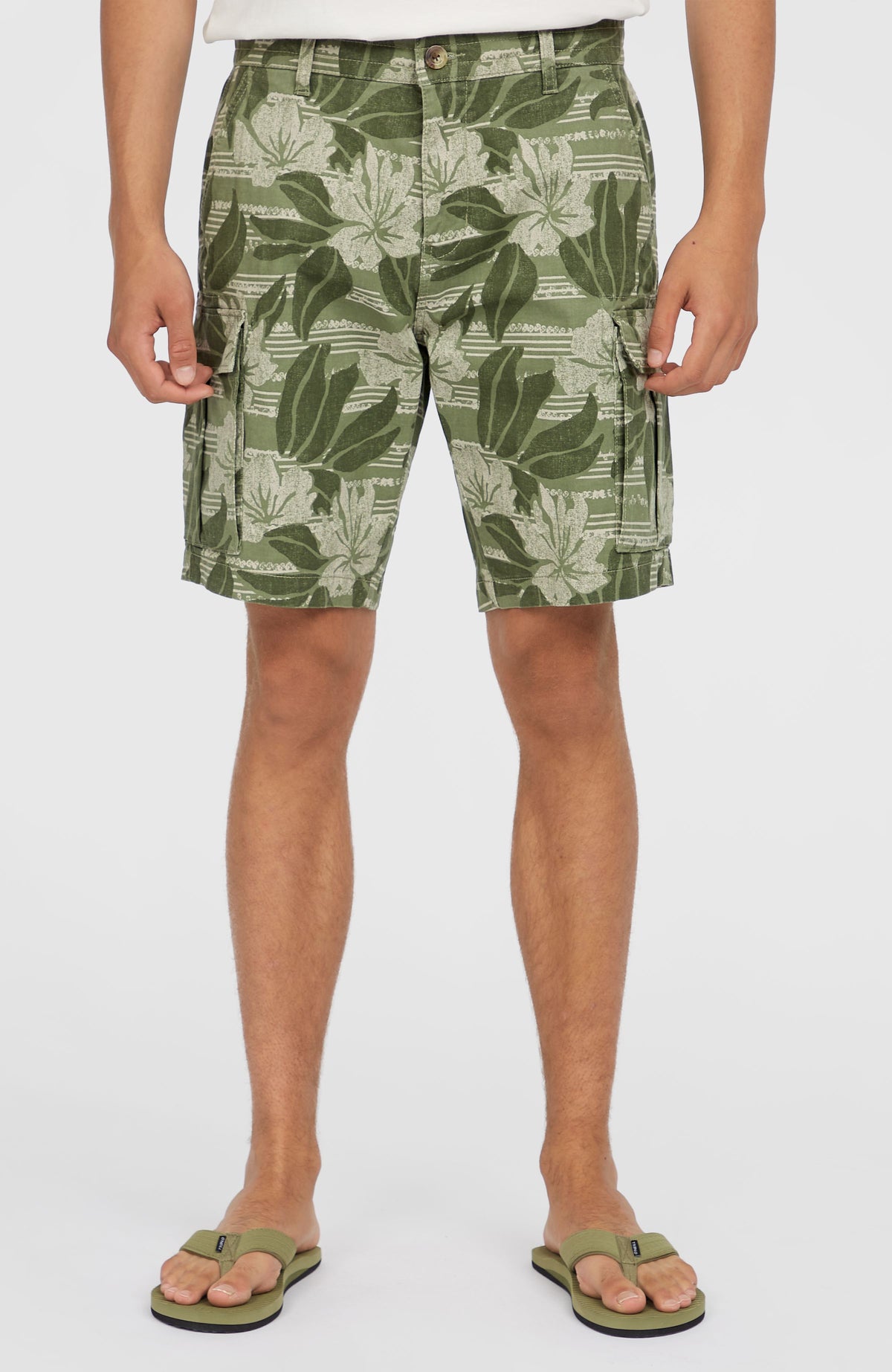 Essentials Cargo-Shorts für Herren, grün mit Blumenmuster in Beige, Nahansicht von vorne am Model