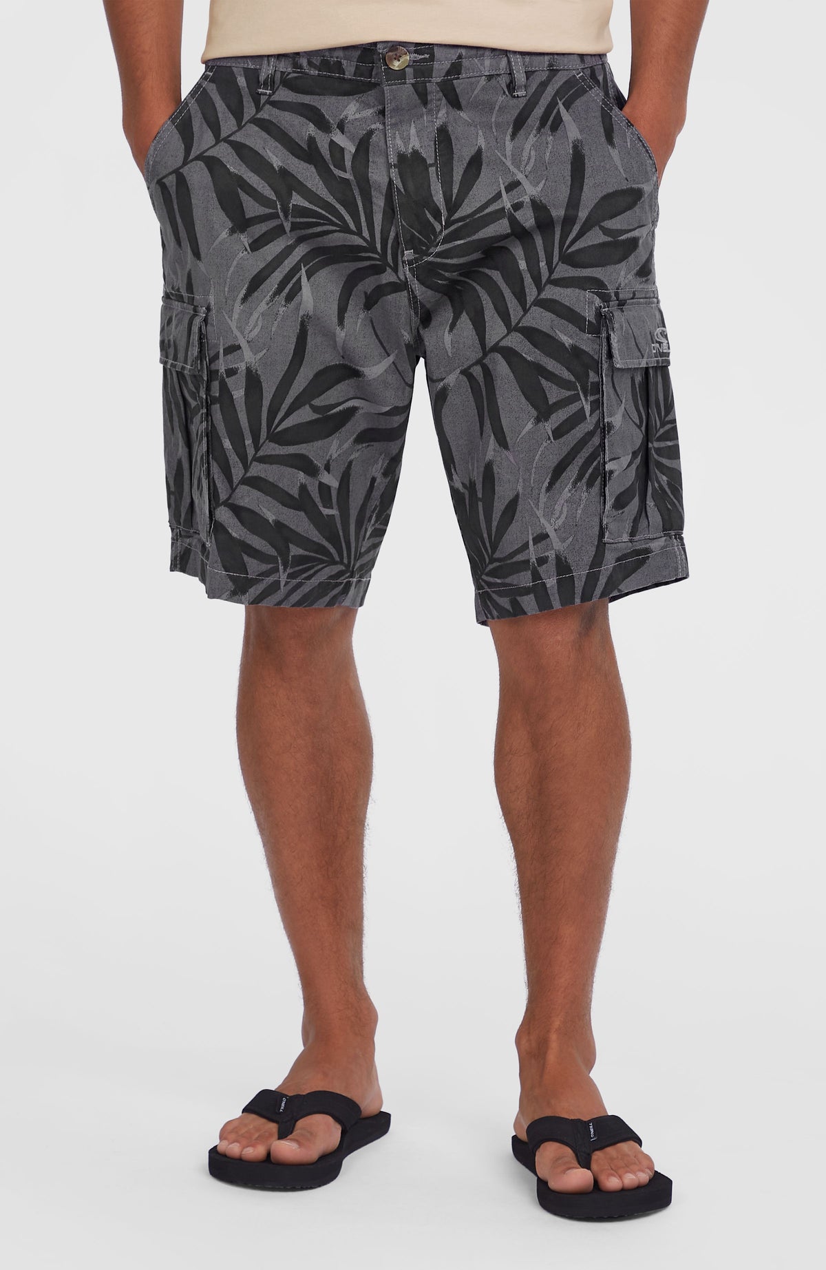 Essentials Cargo-Shorts für Herren, schwarz mit Blättermuster in Grau, Vorderansicht mit Hosenbund und Knopf