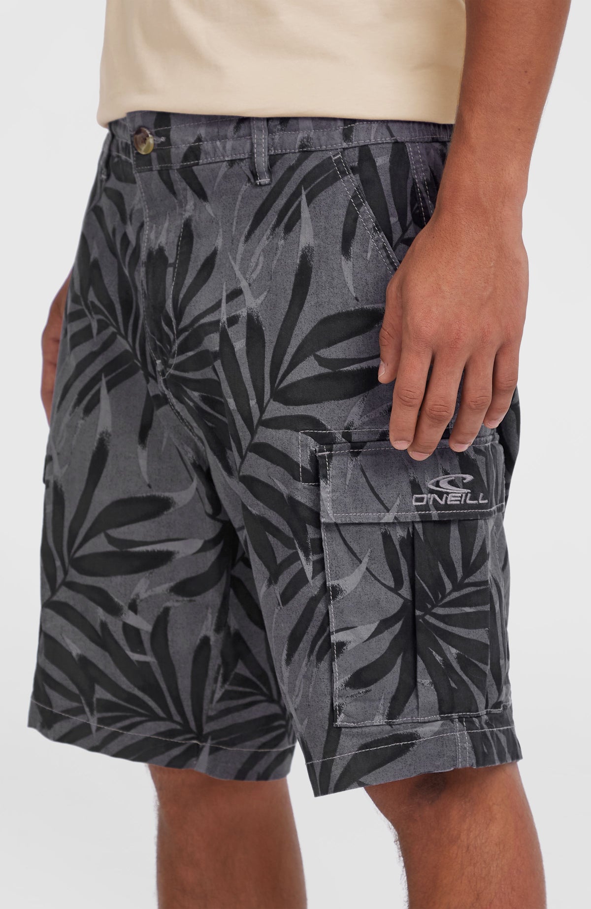 Essentials Cargo-Shorts, schwarz mit Blättermuster in Grau, Nahaufnahme der Beintasche mit Logo-Stickerei