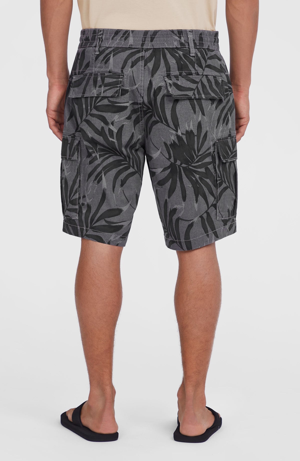 Essentials Cargo-Shorts für Herren, schwarz mit Blättermuster in Grau, Rückansicht mit elastischem Bund