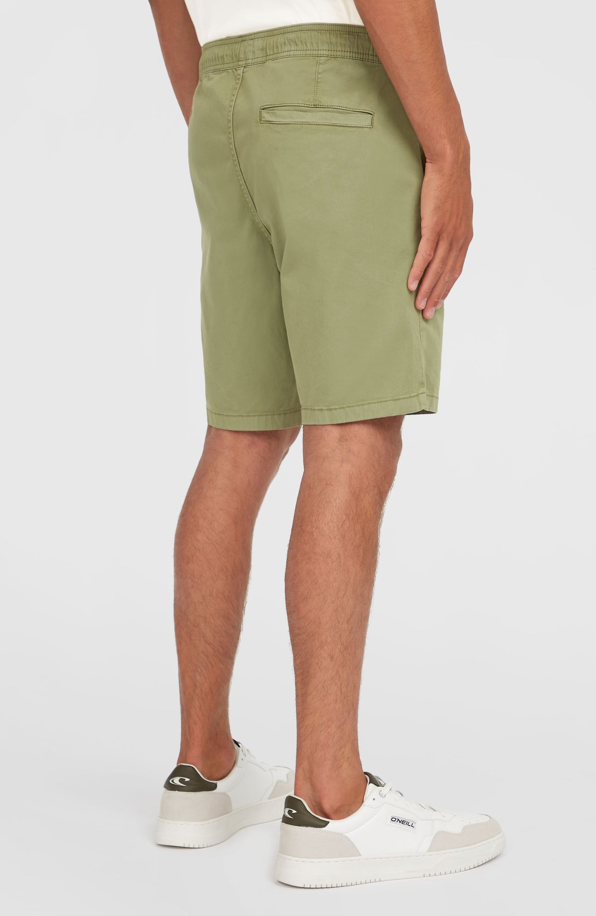 O'Riginals Walk Shorts für Herren, grün, Rückansicht am Model mit eingelassener Gesäßtasche