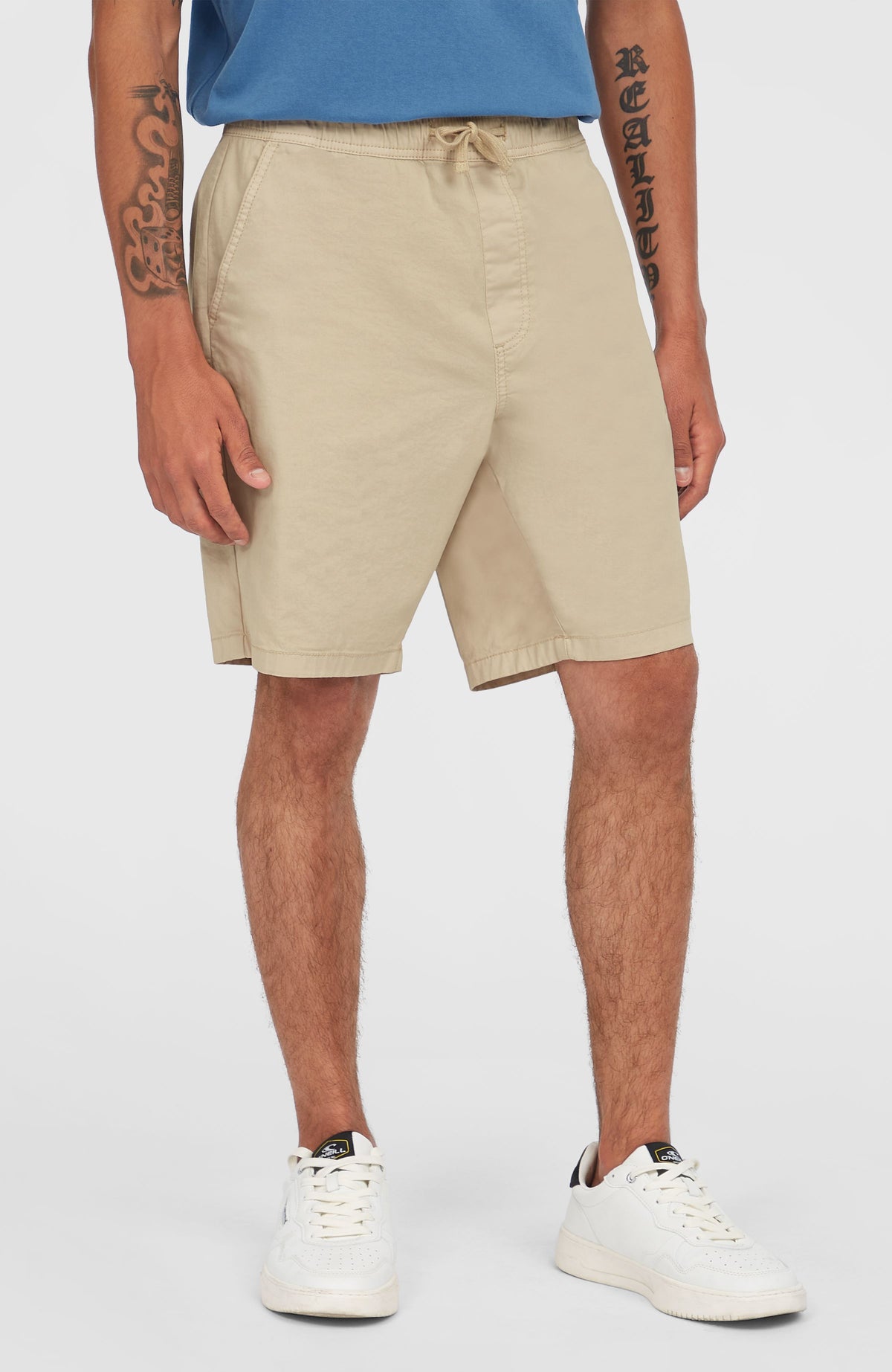 O'Riginals Walk Shorts für Herren, beige, Vorderansicht am Model mit Kordelzug am Bund