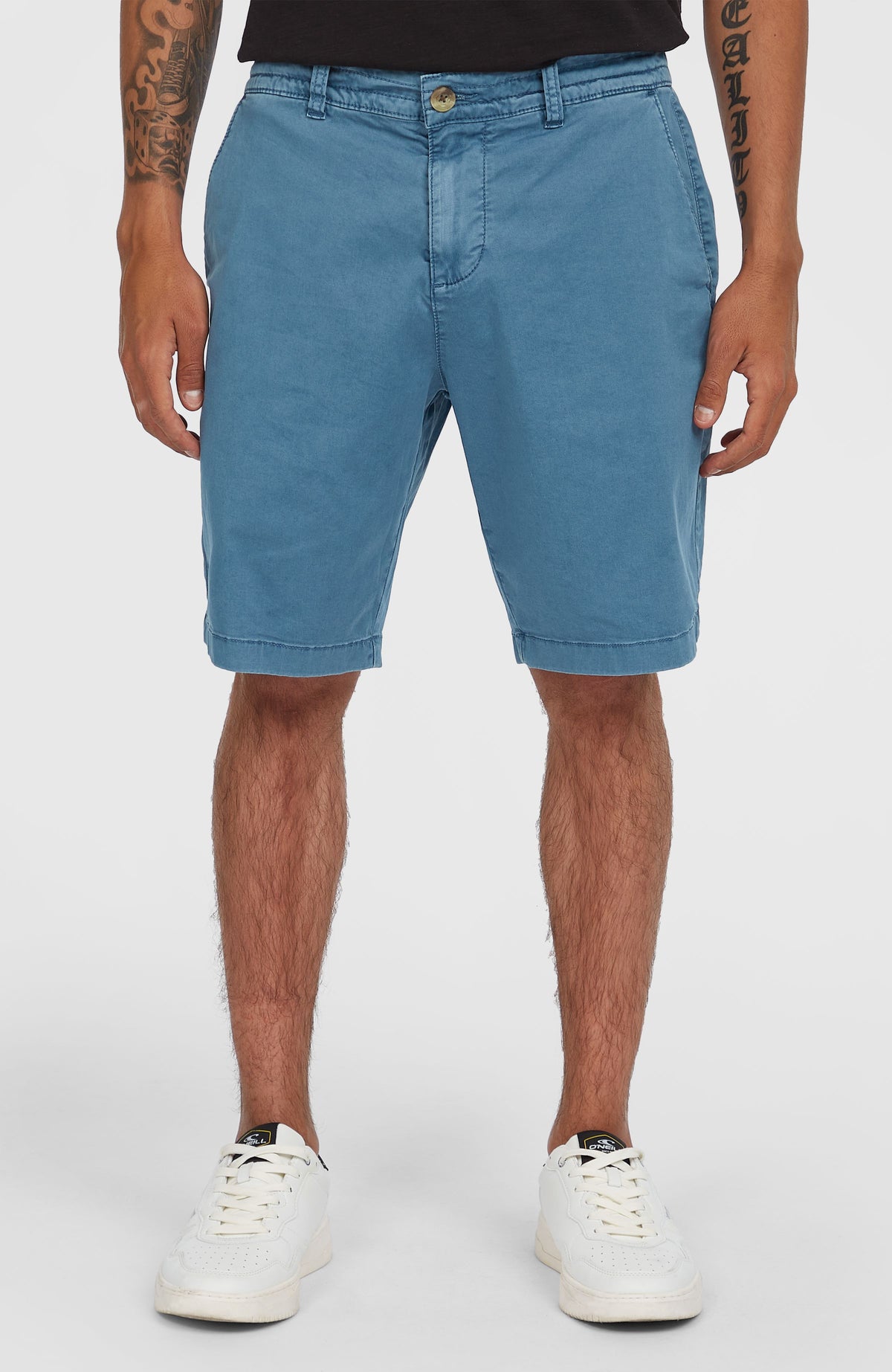 Essentials Chino-Shorts für Herren, blau, Vorderansicht am Model mit Knopfverschluss und Gürtelschlaufen