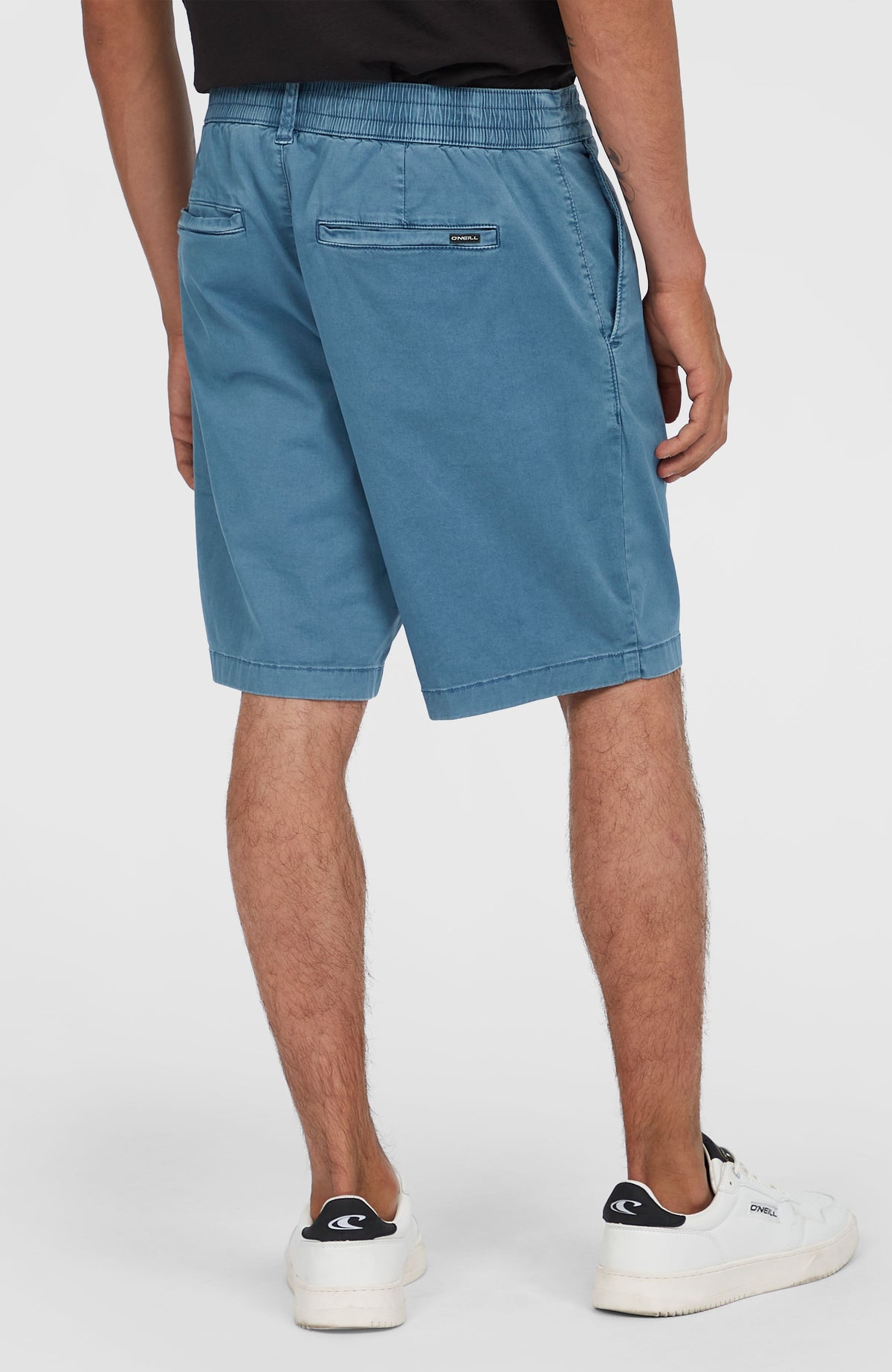 Essentials Chino-Shorts für Herren, blau, Rückansicht am Model mit elastischem Bund und Gesäßtaschen