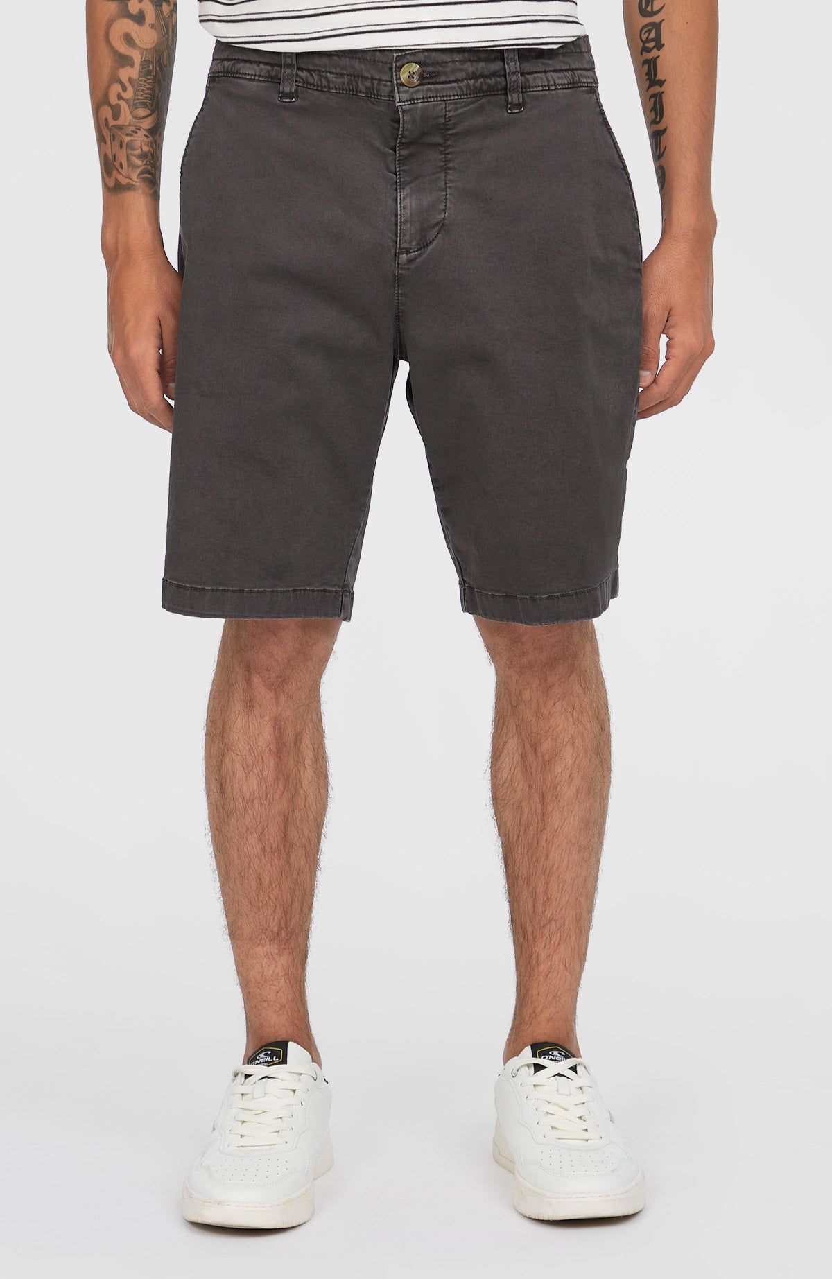 Essentials Chino-Shorts für Herren in Grau, Vorderansicht am Model mit Fokus auf Bund und Knopfverschluss