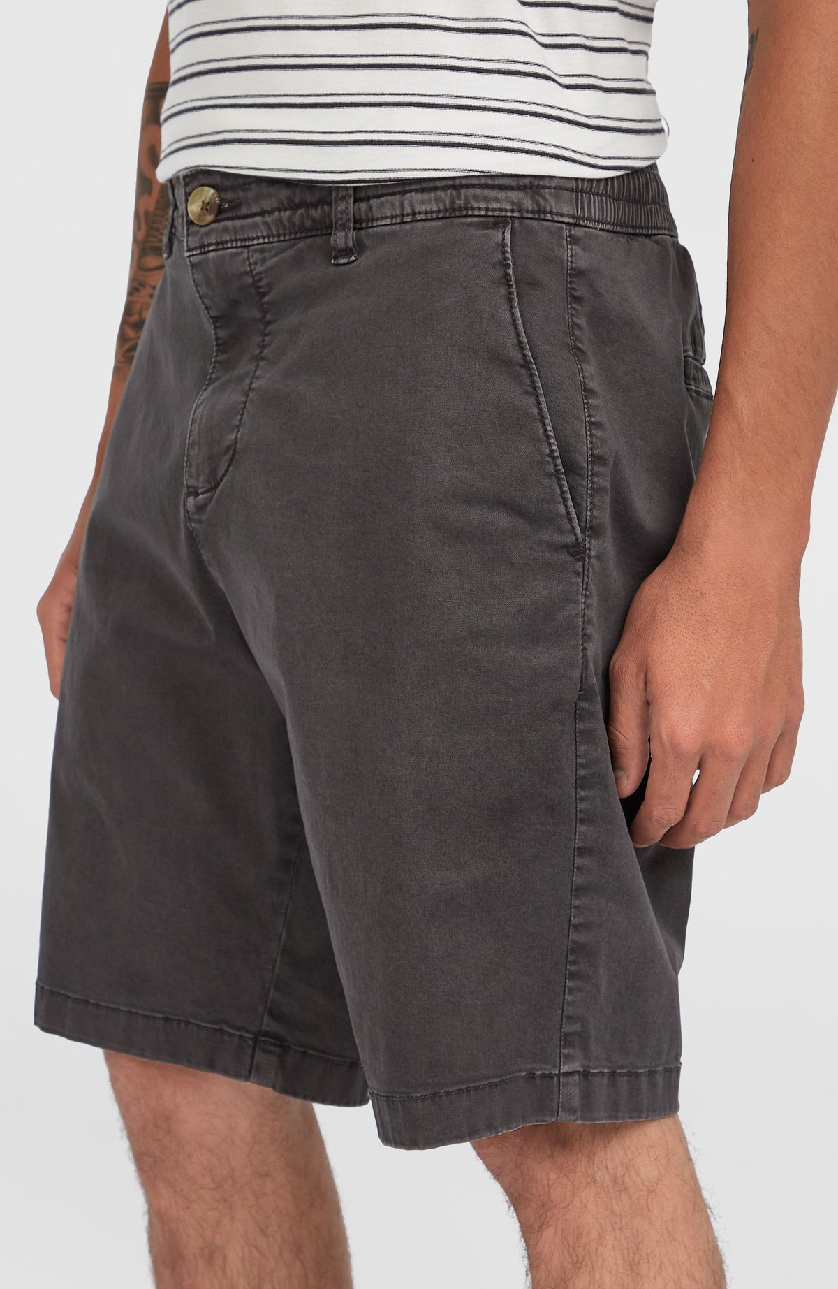 Essentials Chino-Shorts für Herren, grau, Nahaufnahme der seitlichen Eingrifftasche, getragen am Model