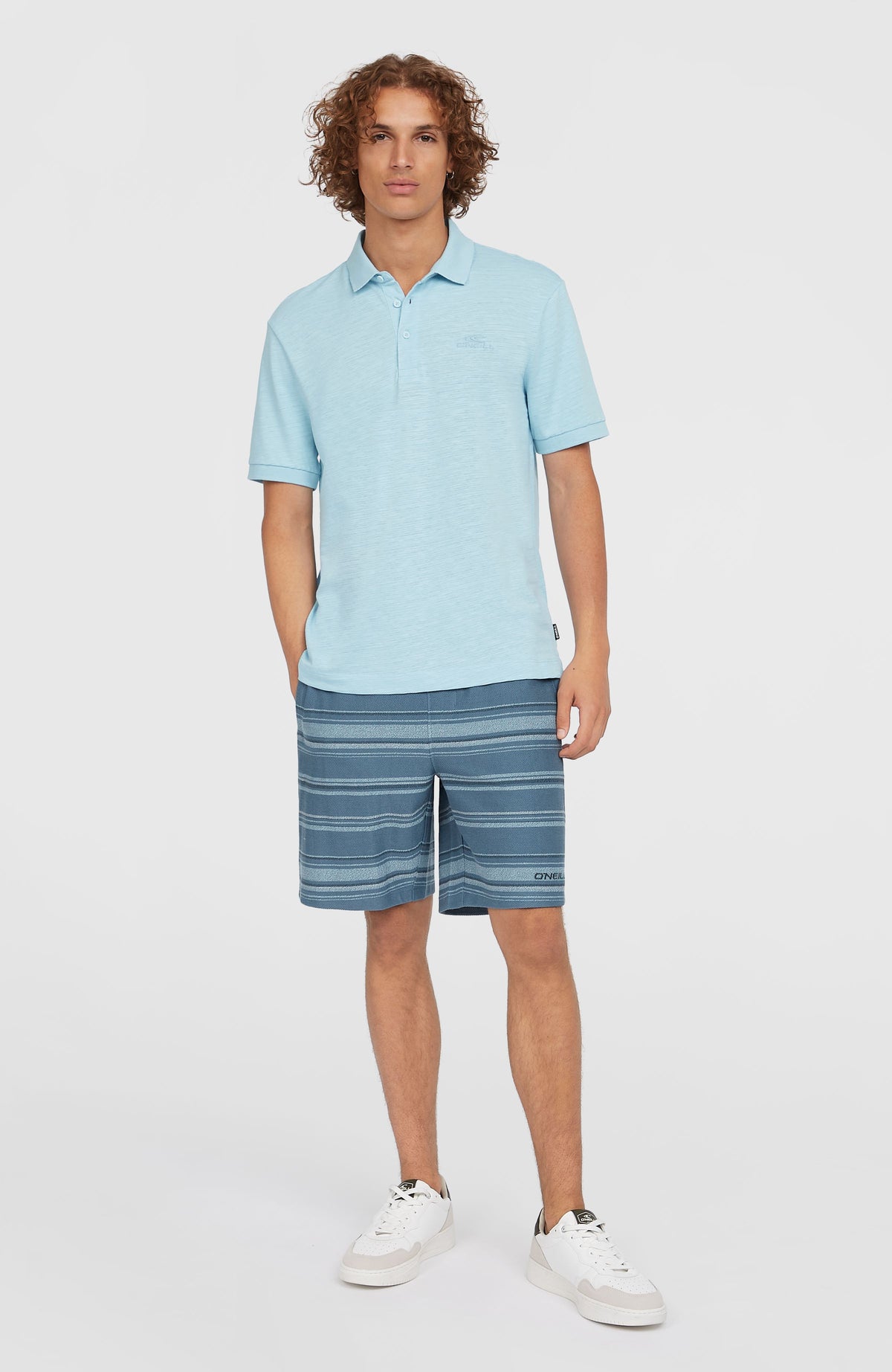 O'Neill Bavaro Shorts für Herren, blau mit Streifenmuster in Hellblau, Vorderansicht am Model
