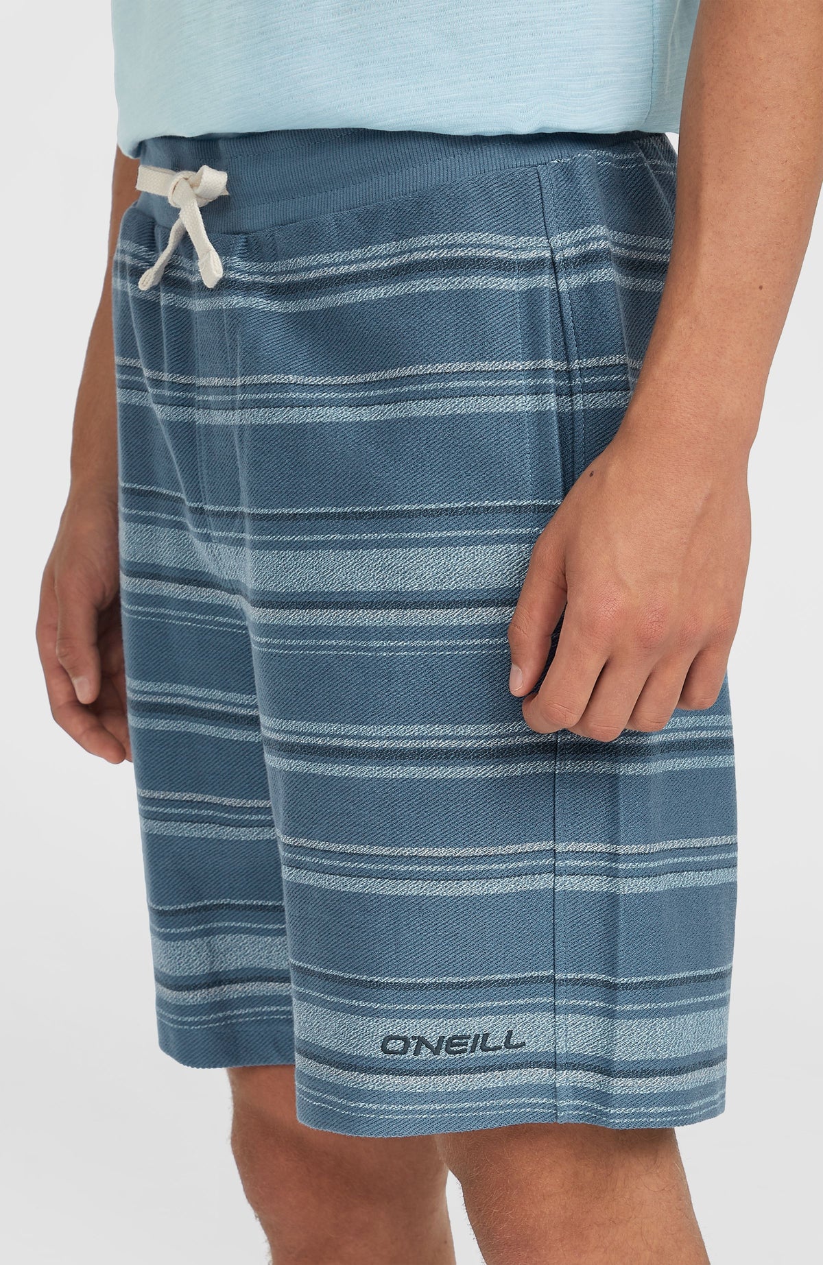 Blaue Bavaro Shorts für Herren mit Streifenmuster in Hellblau, Nahaufnahme der Seitentasche