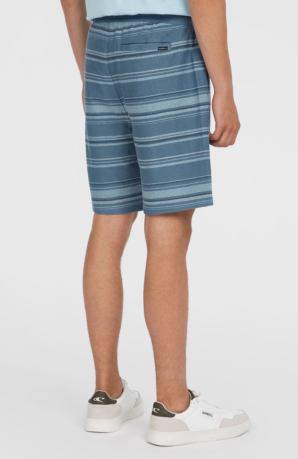 Bavaro Shorts für Herren, blau mit Streifenmuster in Hellblau, Rückansicht mit Gesäßtasche