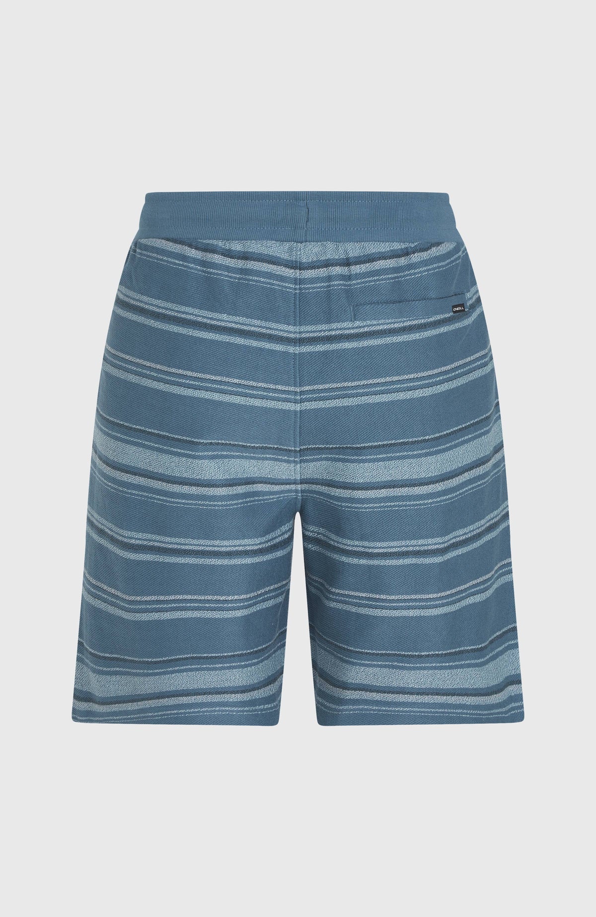 Blaue Bavaro Shorts für Herren mit Streifenmuster in Hellblau, freigestellt von hinten mit Gesäßtasche