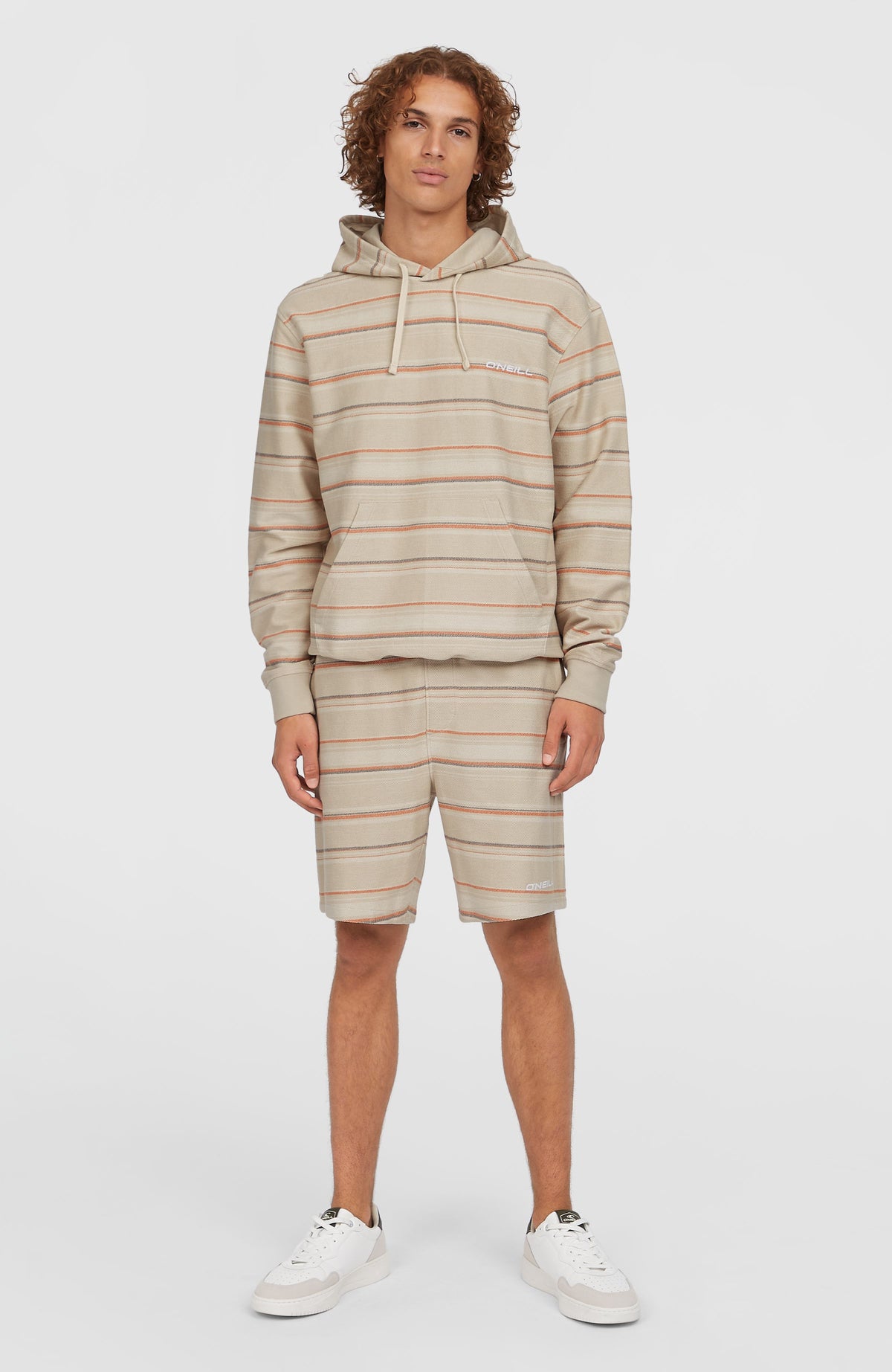 O'Neill Bavaro Shorts für Herren, beige mit Streifenmuster in Orange und Grau, getragen am Model in Ganzkörperansicht