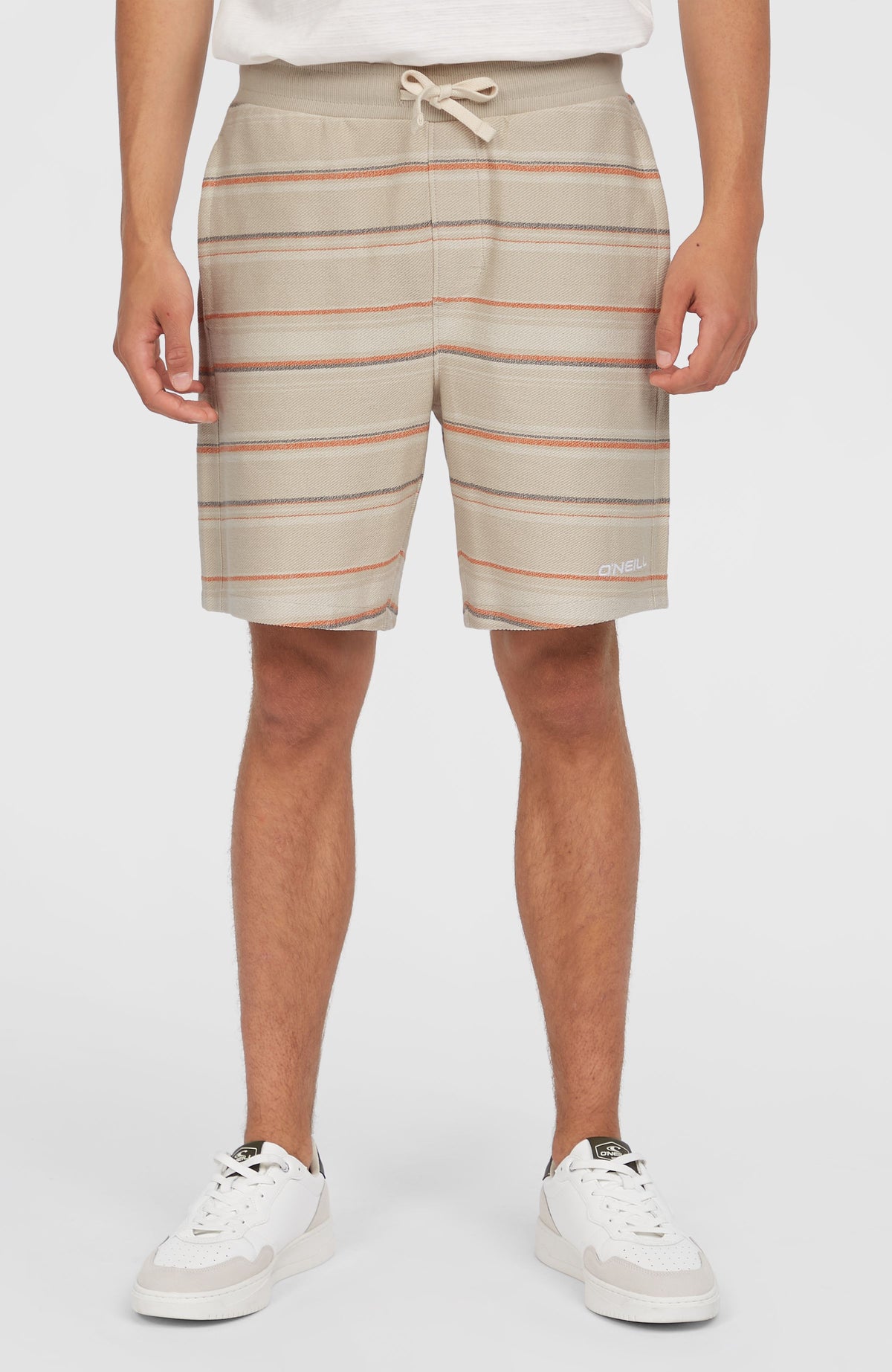 Bavaro Shorts für Herren, beige mit Streifenmuster in Orange und Grau, Vorderansicht am Model mit Kordelzug am Bund