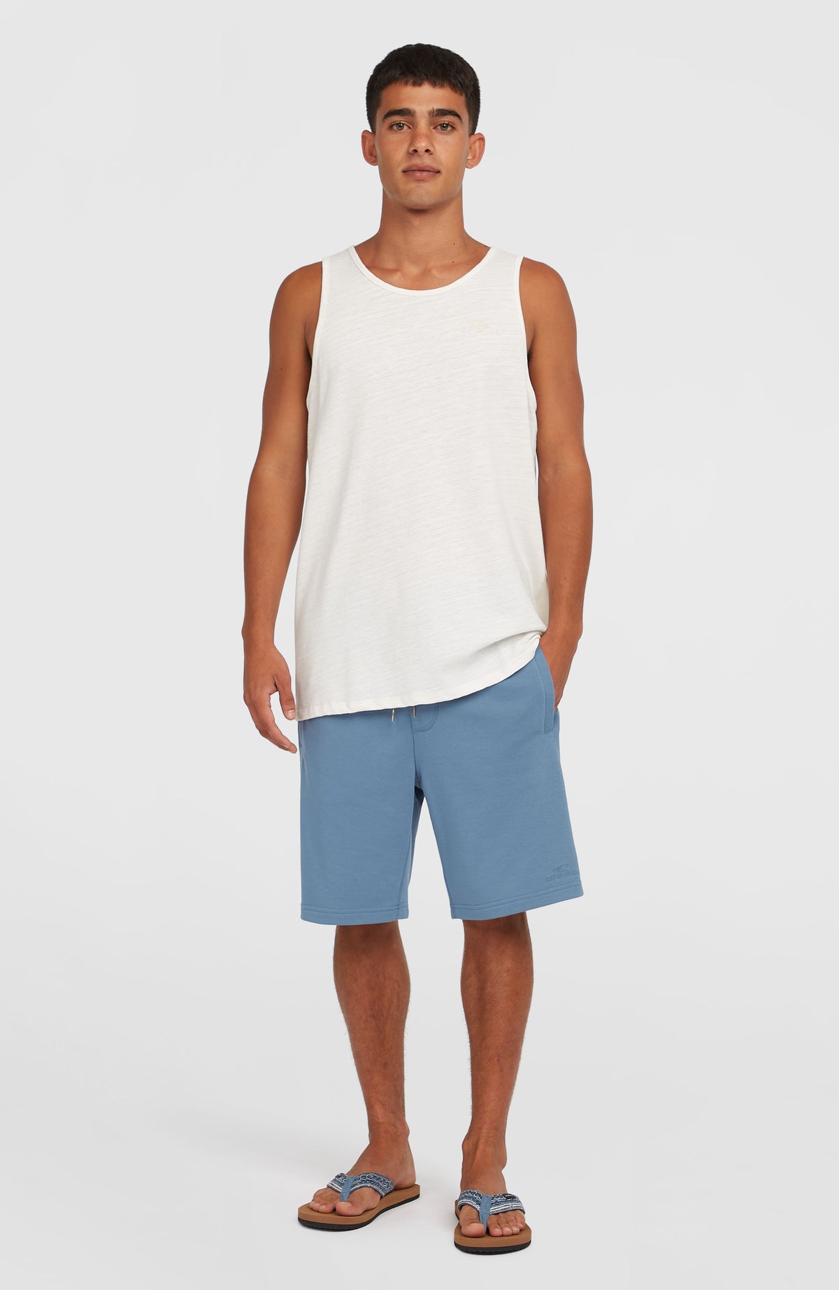 O'Neill Small Logo Sweatshorts für Herren, blau, Vorderansicht getragen am Model