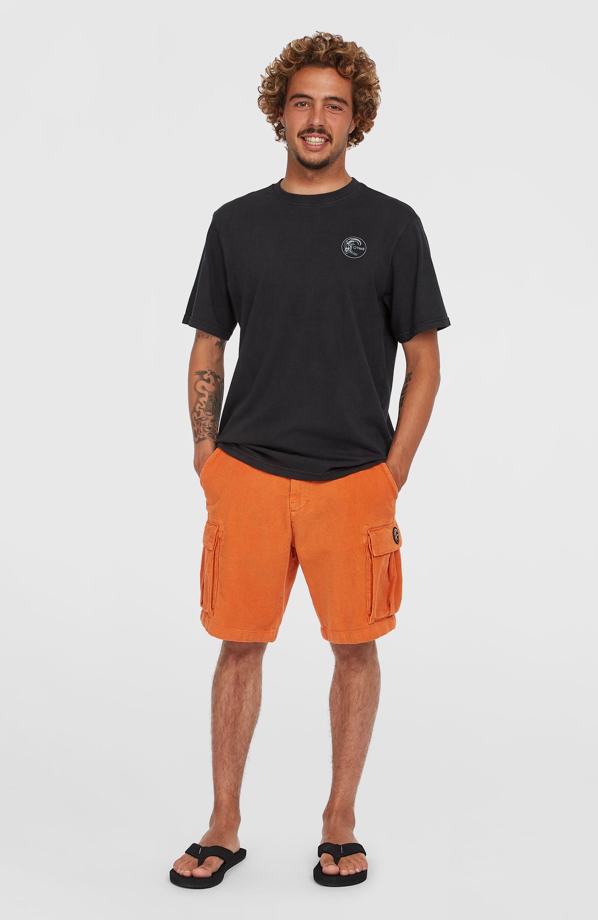 O'Neill O'Riginals Cord-Cargo-Shorts für Herren, orange, Vorderansicht, getragen am Model mit seitlichen Cargotaschen