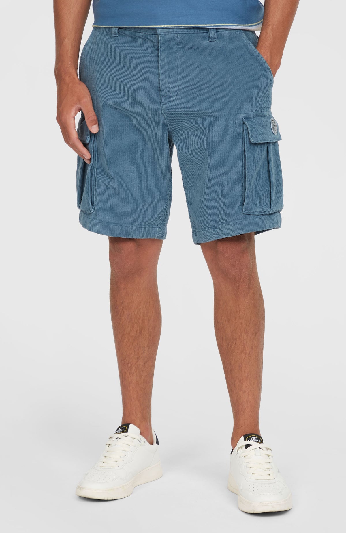 O'Riginals Cord-Cargo-Shorts für Herren, blau, Vorderansicht am Model mit aufgesetzten Cargotaschen