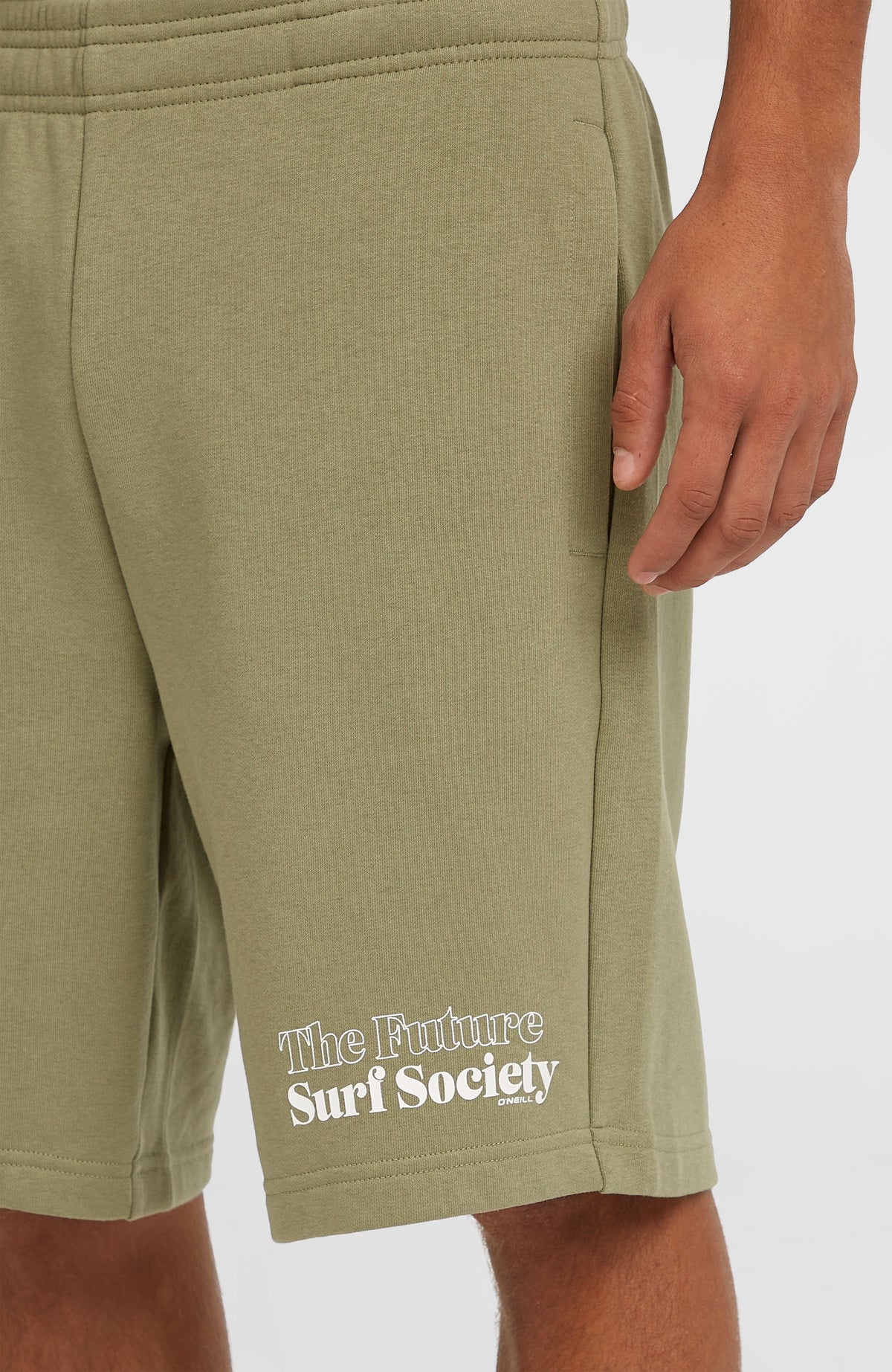 Future Surf Society Shorts, grün, Nahaufnahme des Hosenbeins mit Logo-Print in Weiß und Seitentasche