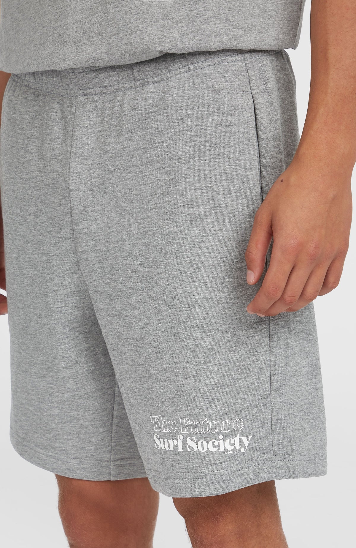 Future Surf Society Shorts für Herren, grau mit Logo-Print in Weiß, Nahaufnahme der Seitentasche am Model