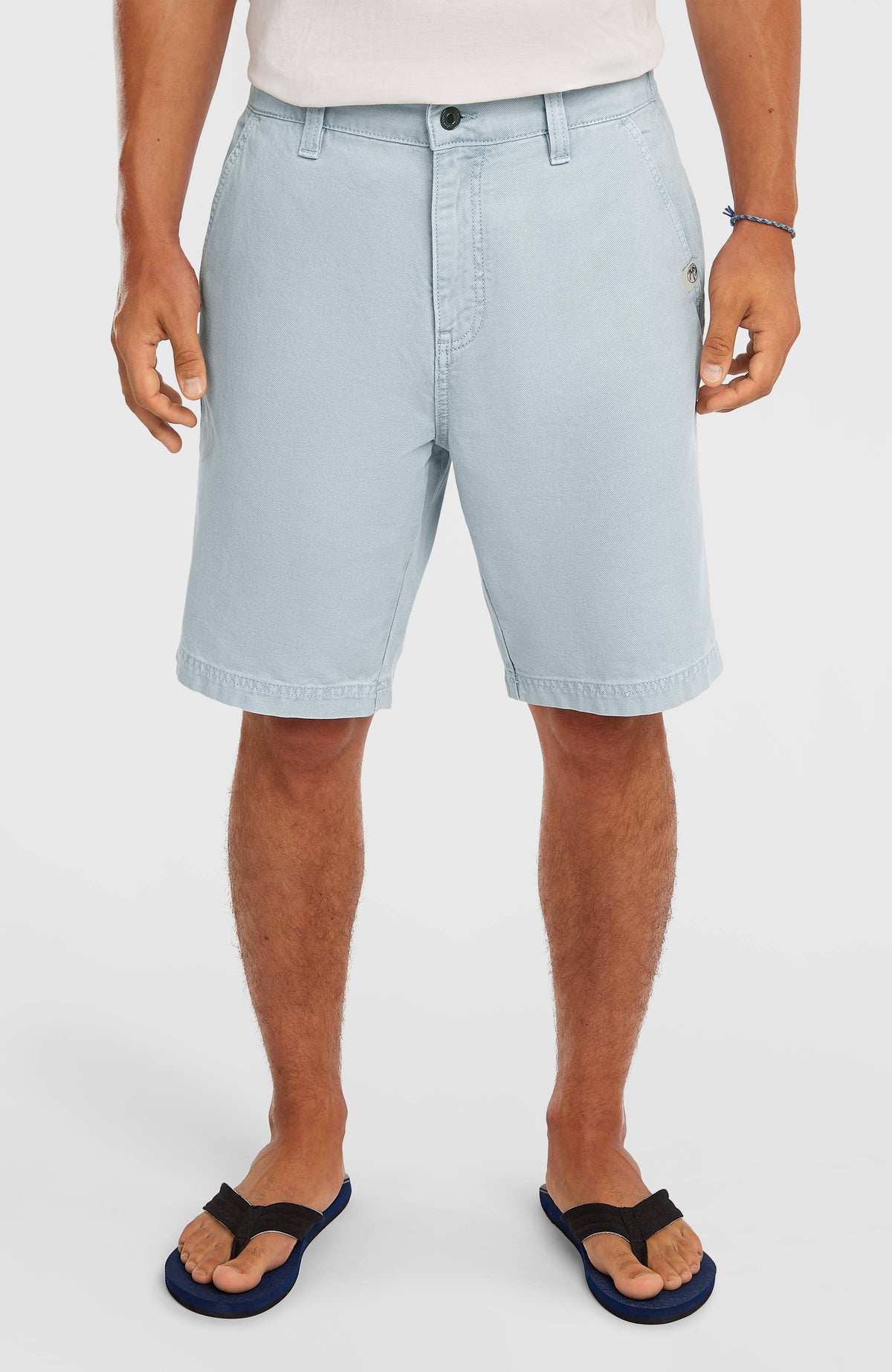 O'Riginals Shorts für Herren, blau, Nahaufnahme von vorne am Model mit Knopfverschluss