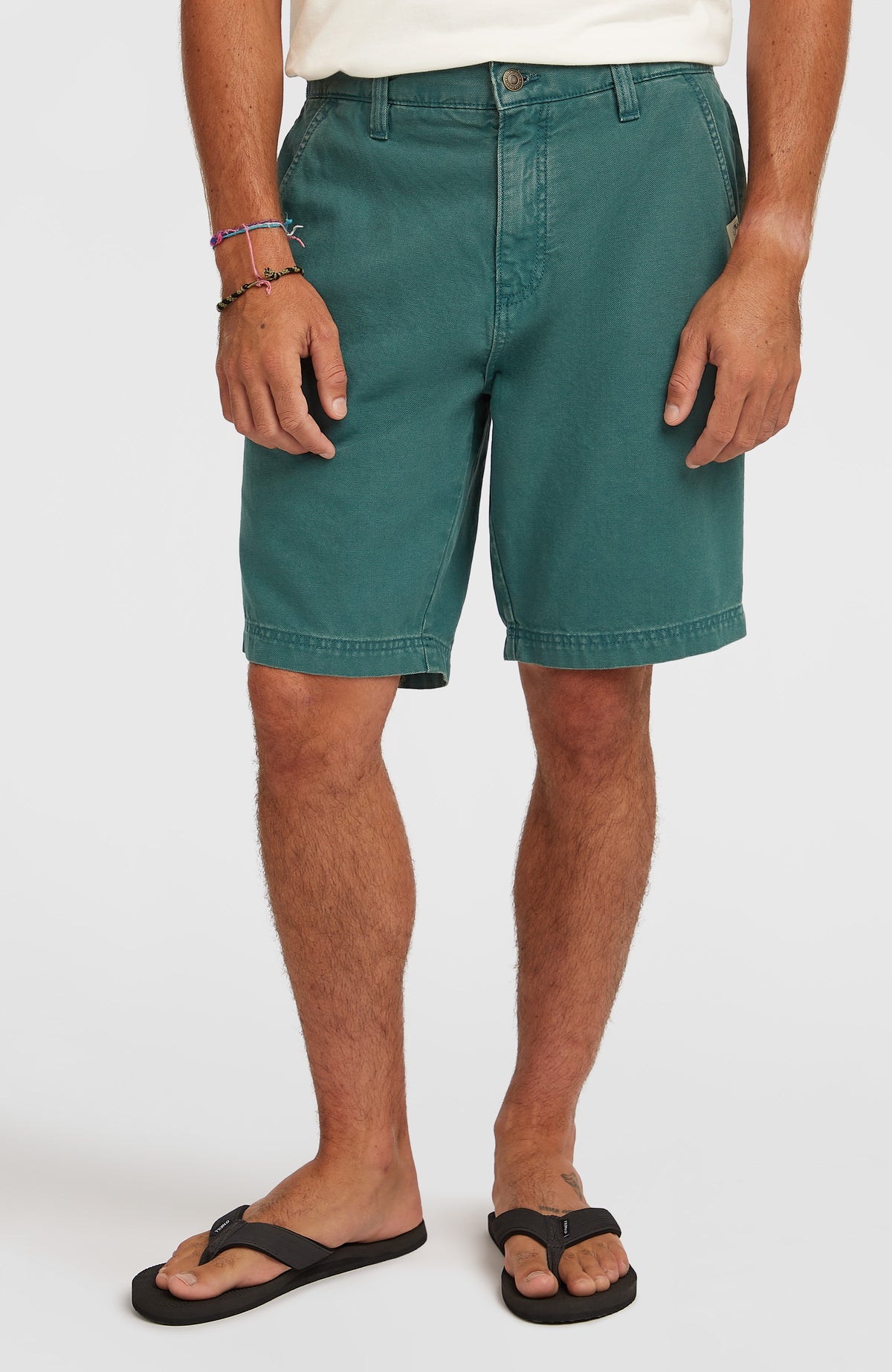 O'Riginals Shorts für Herren, grün, Vorderansicht am Model, Hosenbund mit Knopf und Gürtelschlaufen