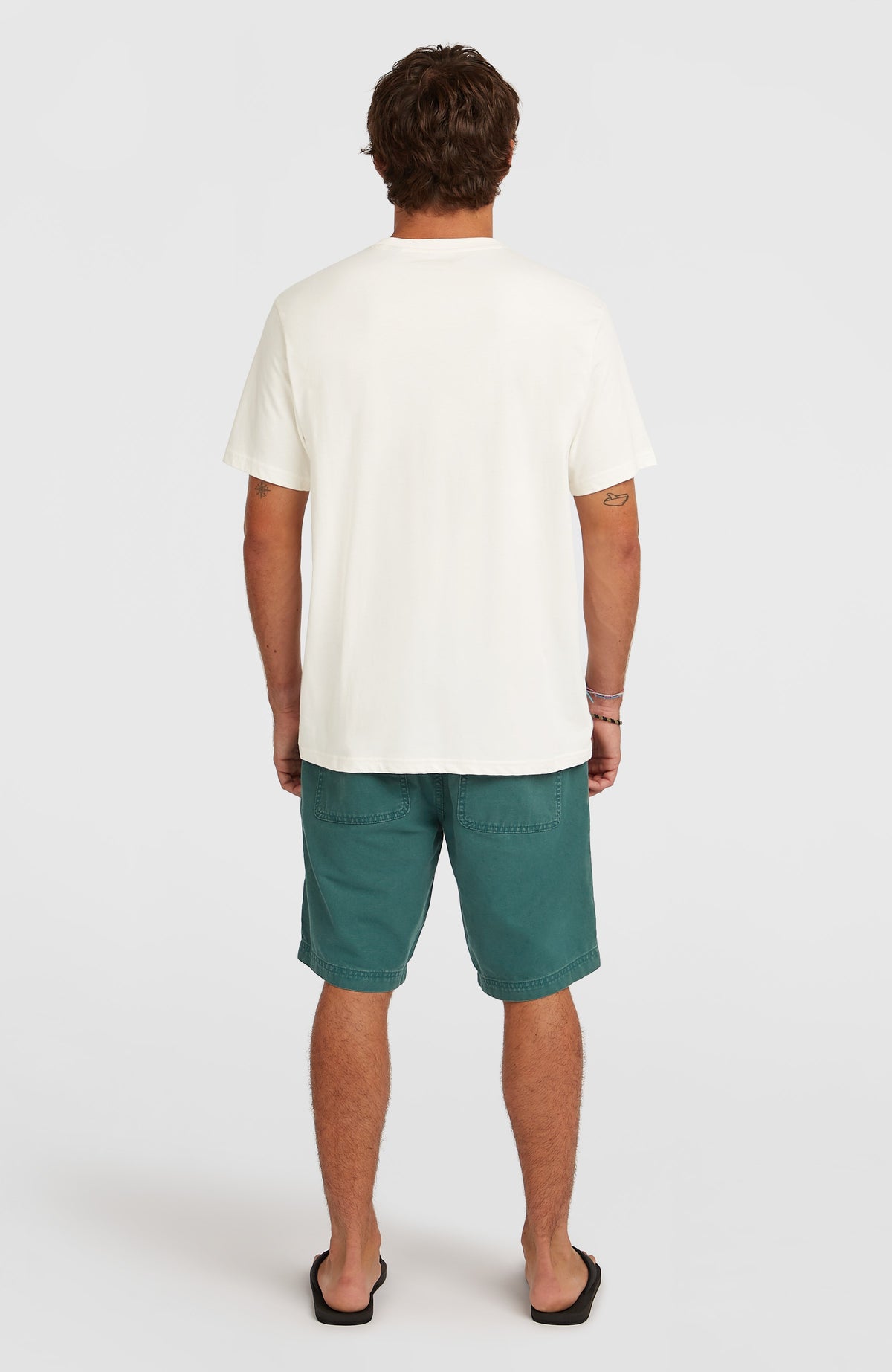 O'Riginals Shorts für Herren, grün, getragen am Model von hinten, zwei aufgesetzte Gesäßtaschen