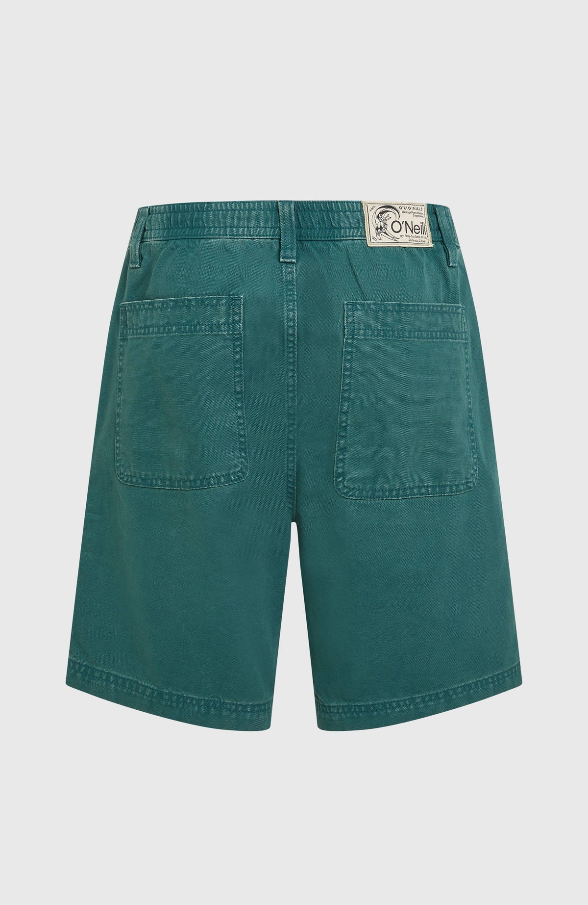 O'Riginals Shorts für Herren, grün, freigestellt von hinten, aufgesetzte Gesäßtaschen und Logo-Patch