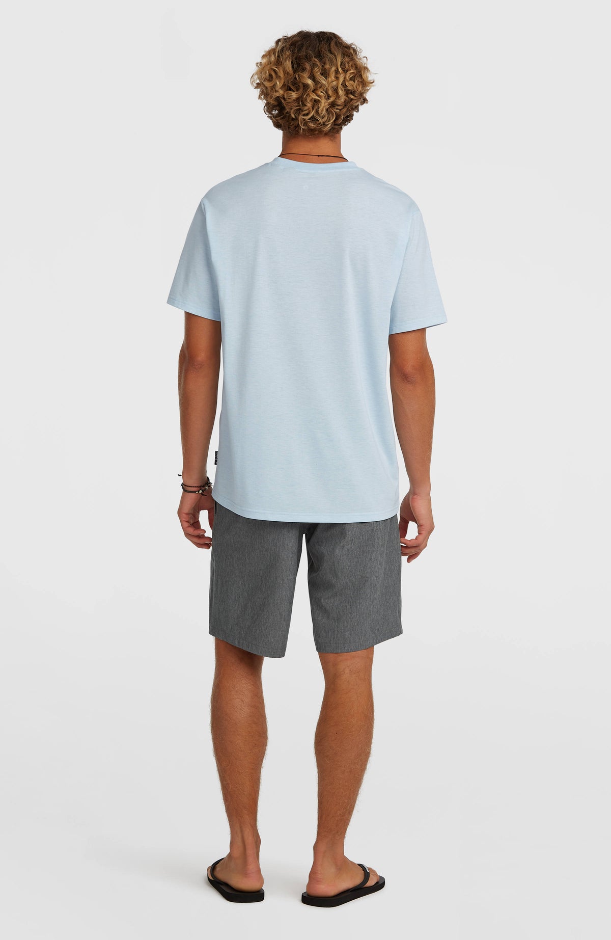 Hybrid 19" Melange Shorts für Herren, schwarz, getragen am Model in einer Ganzkörper-Rückansicht