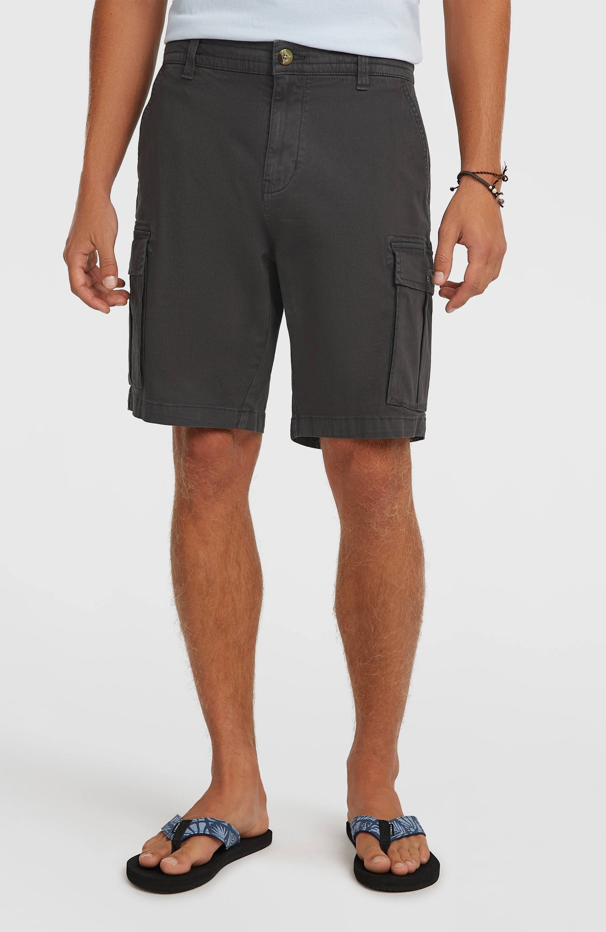 Essentials Cargo-Shorts für Herren, grau, frontale Ansicht mit seitlichen Taschen am Model