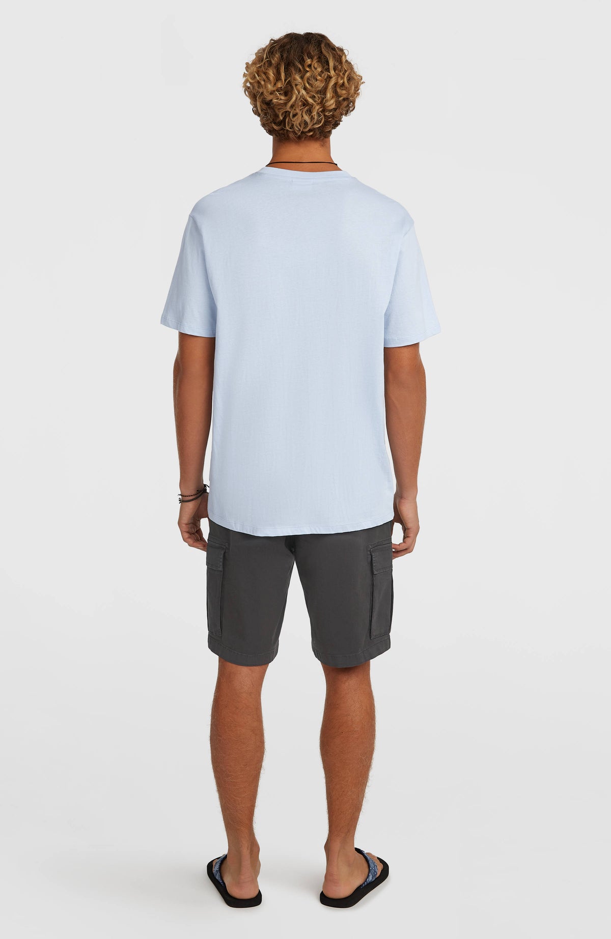 Essentials Cargo-Shorts für Herren, grau, Rückansicht mit elastischem Bund am Model