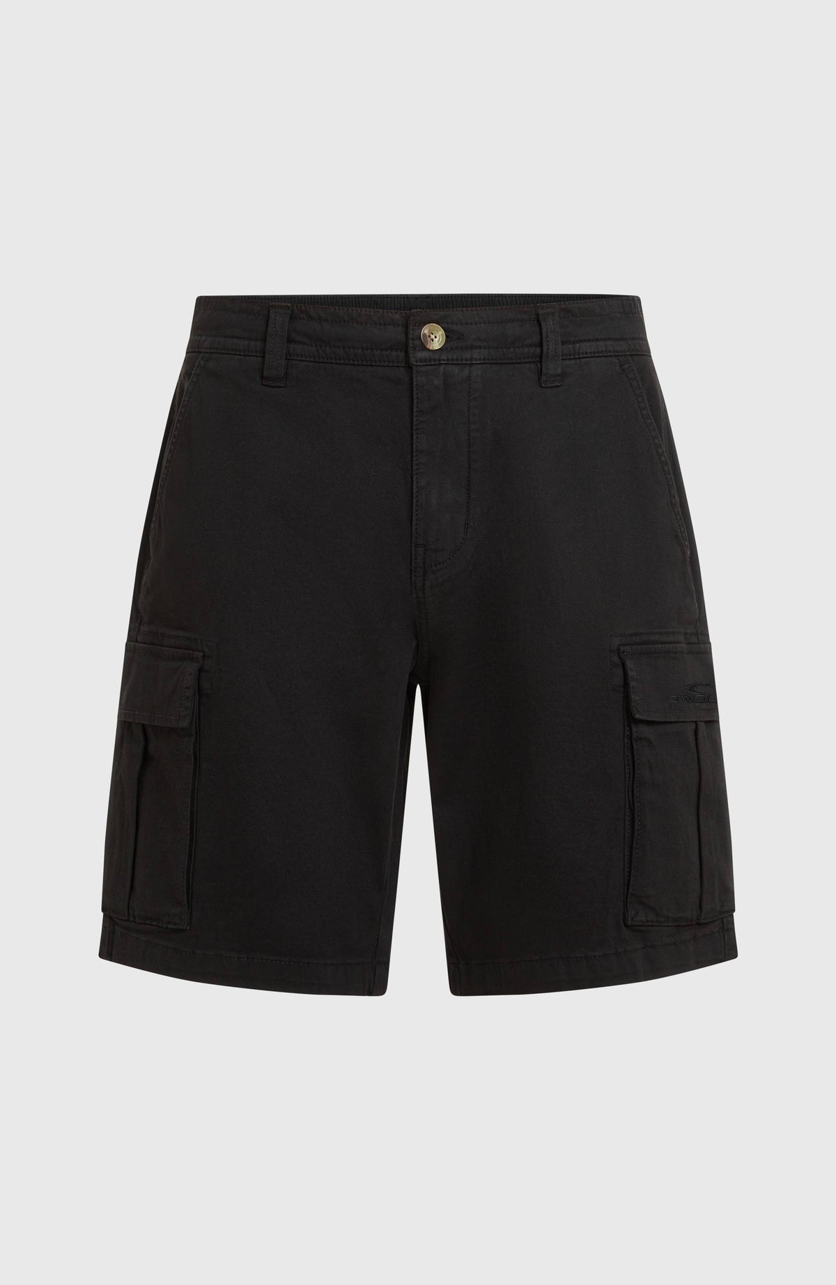 Schwarze Essentials Cargo-Shorts für Herren, freigestellt von vorne, Klappentaschen an den Seiten