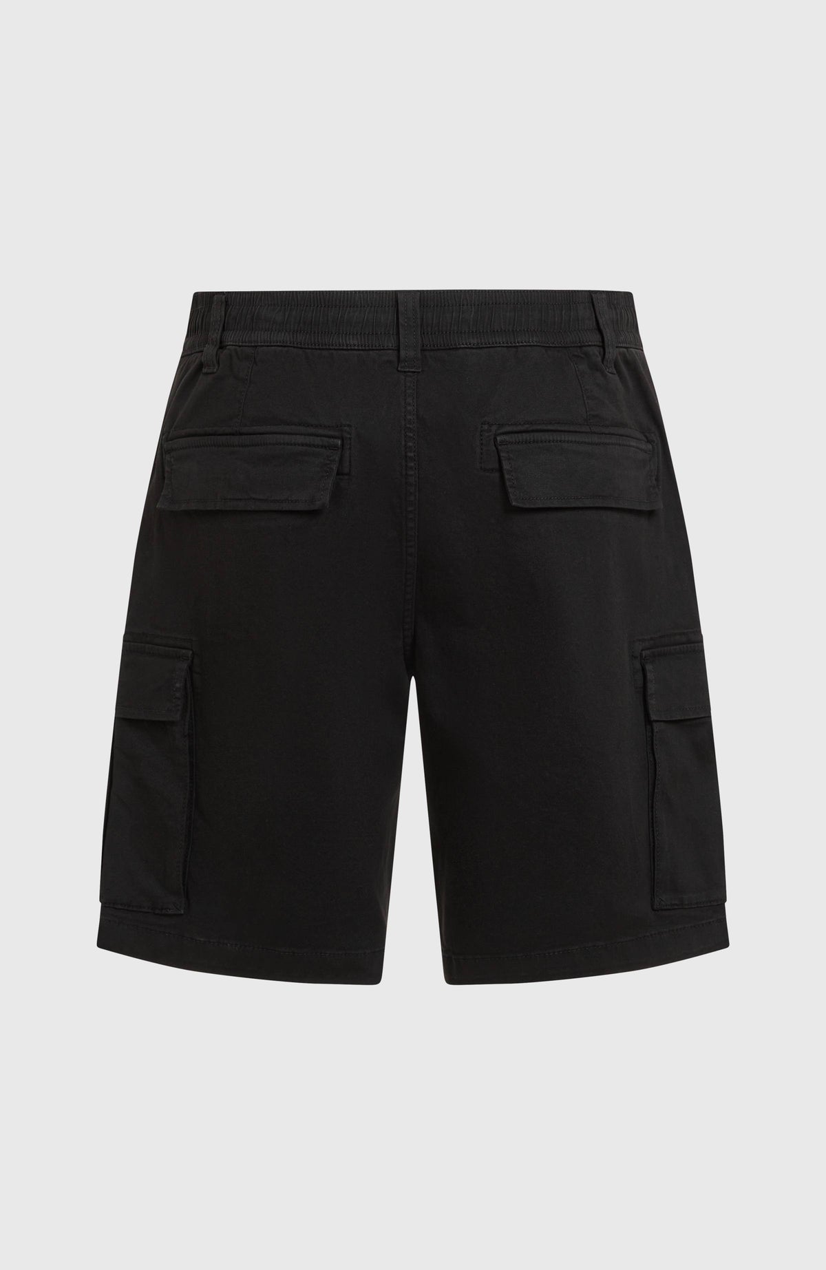 Schwarze Essentials Cargo-Shorts für Herren, freigestellt von hinten, elastischer Bund und Gesäßtaschen mit Klappe