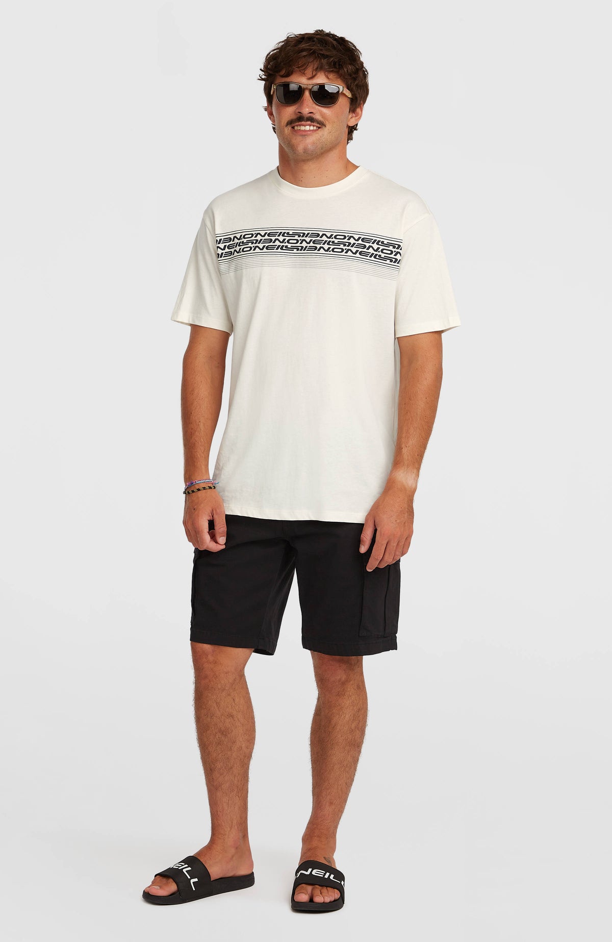 O'Neill Essentials Cargo-Shorts für Herren, schwarz, Vorderansicht, getragen am Model