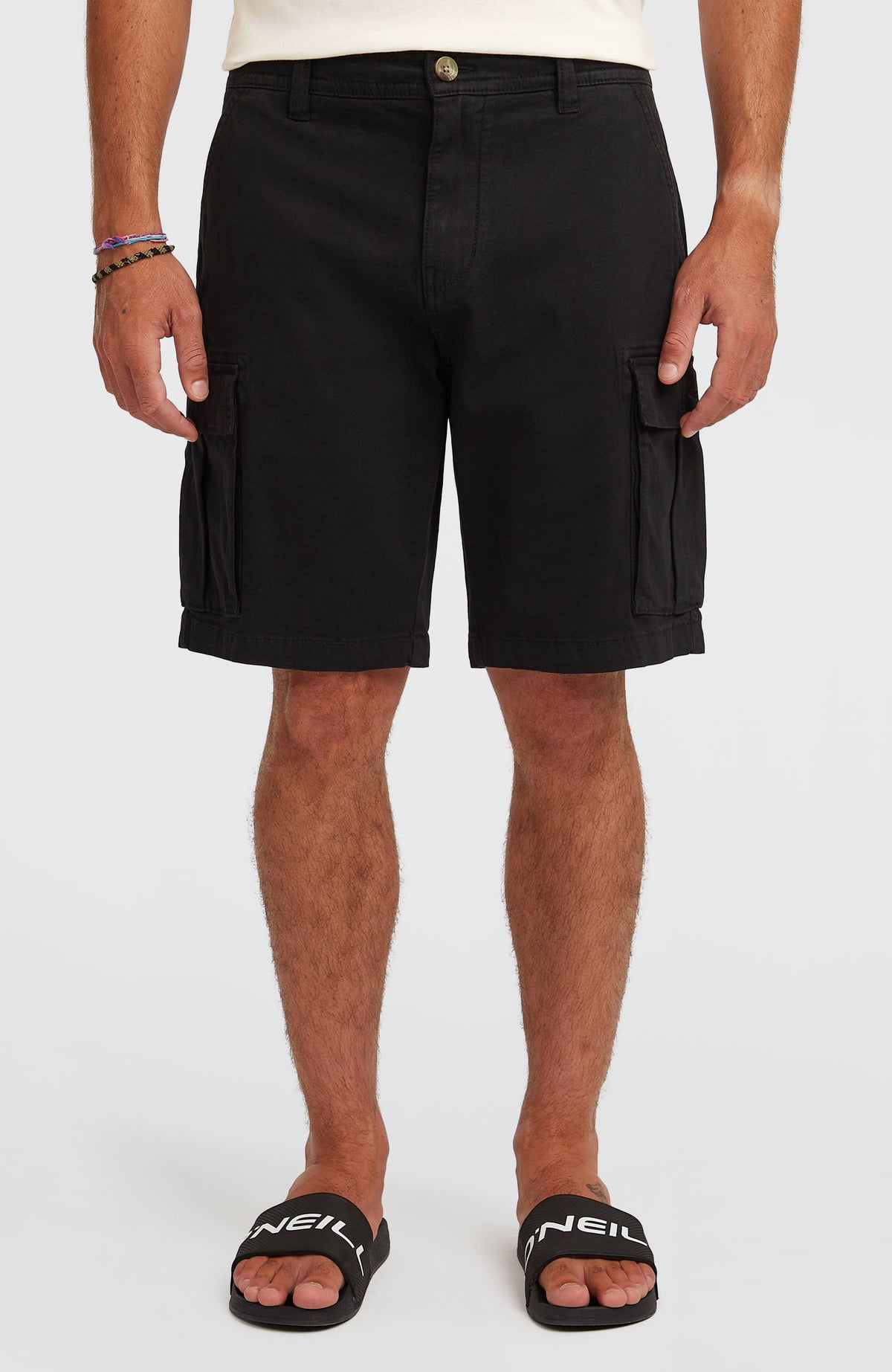 Essentials Cargo-Shorts für Herren, schwarz, Vorderansicht am Model, Bund mit Knopf und Gürtelschlaufen
